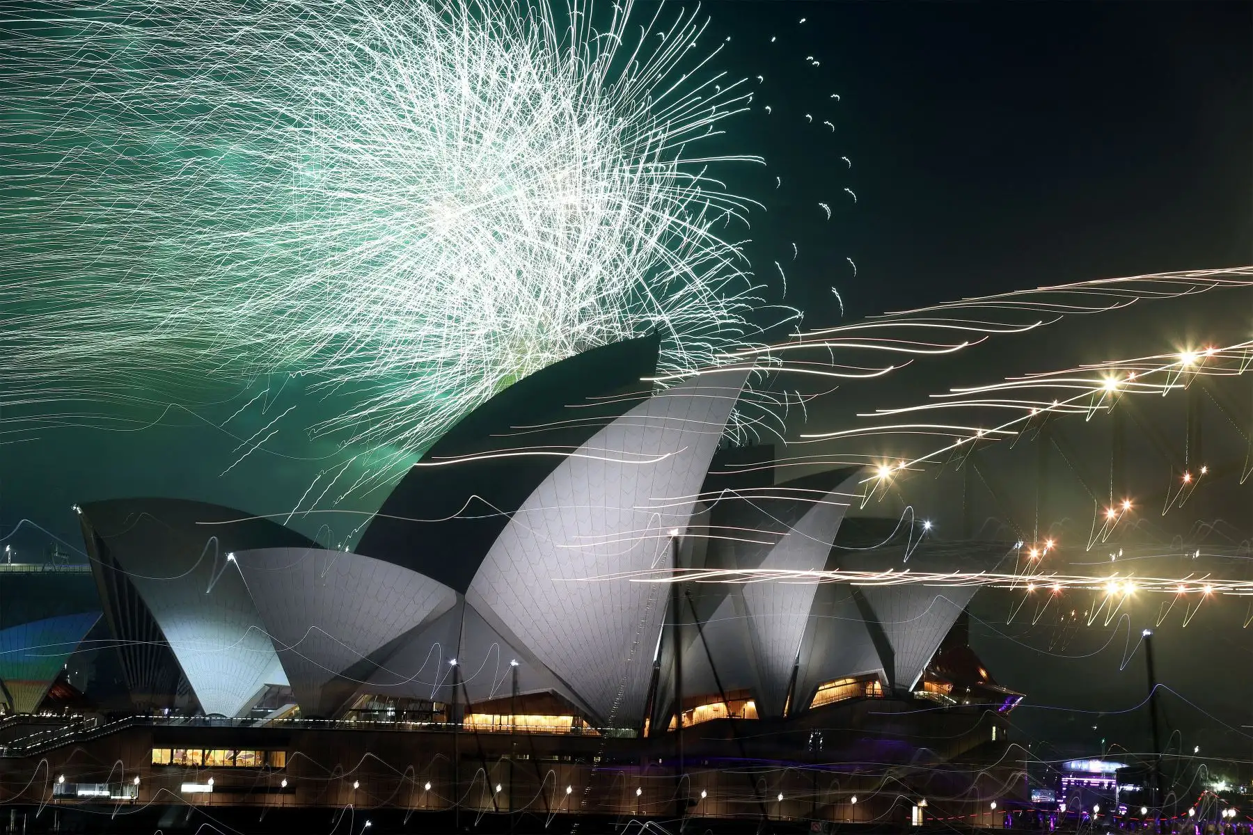 Los "fuegos artificiales familiares", que se exhiben tres horas antes de la medianoche todos los años antes del espectáculo principal a la medianoche, llenan el cielo sobre la Ópera de Sydney en la víspera de Año Nuevo el 31 de diciembre de 2021.
Foto: AFP