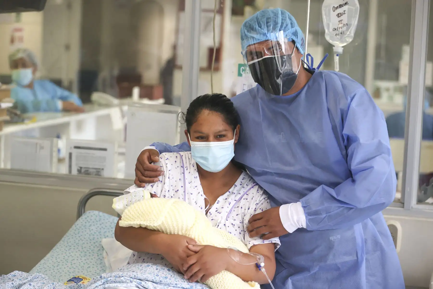 Edith Antezana y su esposo Henry Otero junto a su bebé Gael en el Instituto Materno Perinatal. Foto: ANDINA/Vidal Tarqui. Foto: ANDINA/Vidal Tarqui