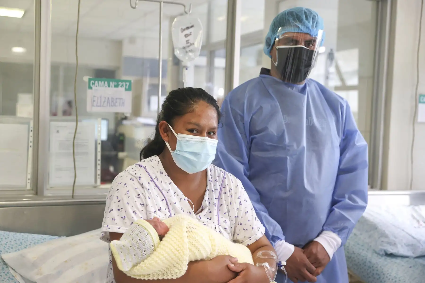 Edith Antezana y su esposo Henry Otero junto a su bebé Gael en el Instituto Materno Perinatal. Foto: ANDINA/Vidal Tarqui