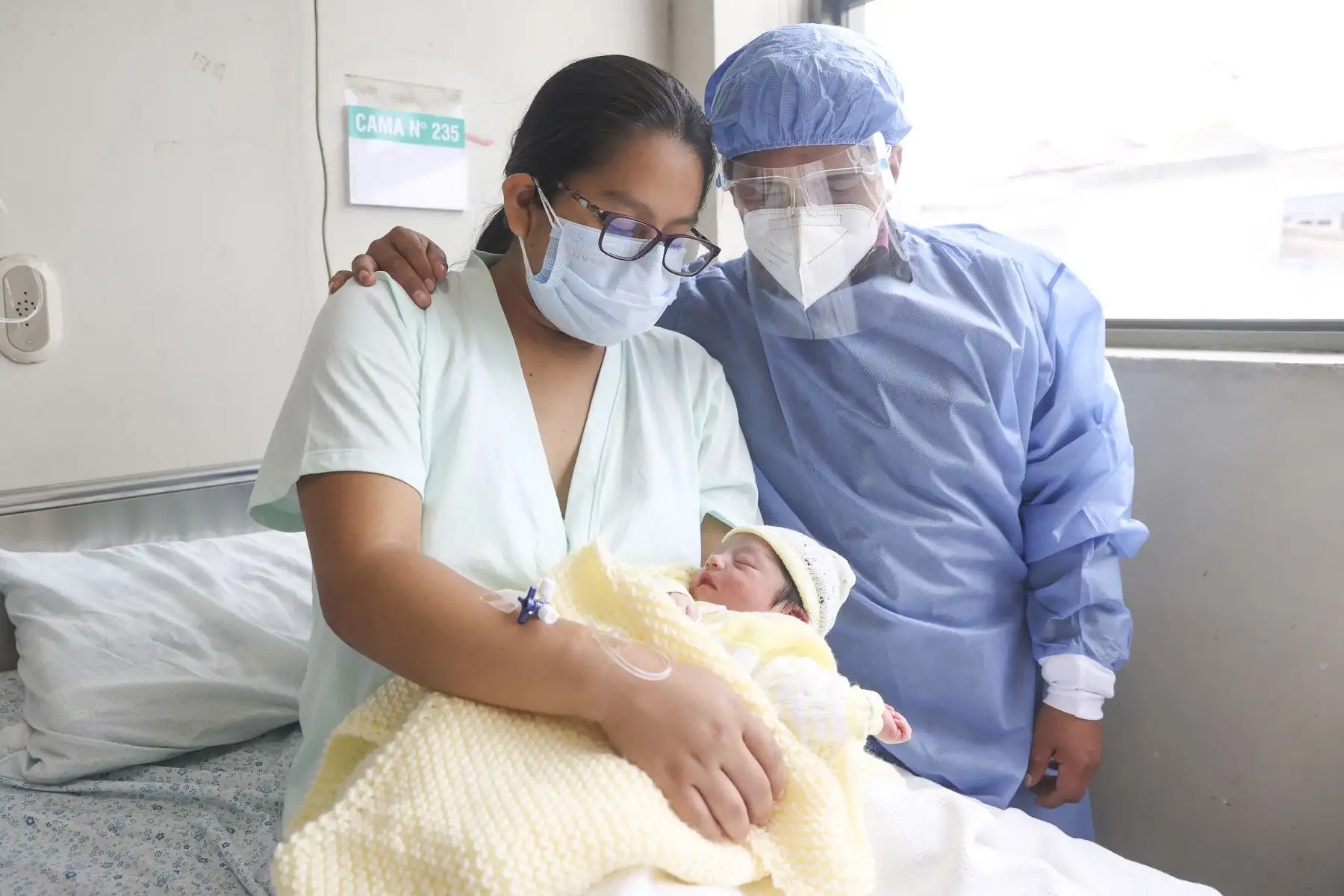 Erika Burga Ortiz y Luis Miguel De La Cruz junto a su bebé Ammy, en el Instituto Materno Perinatal. Foto: ANDINA/Vidal Tarqui
