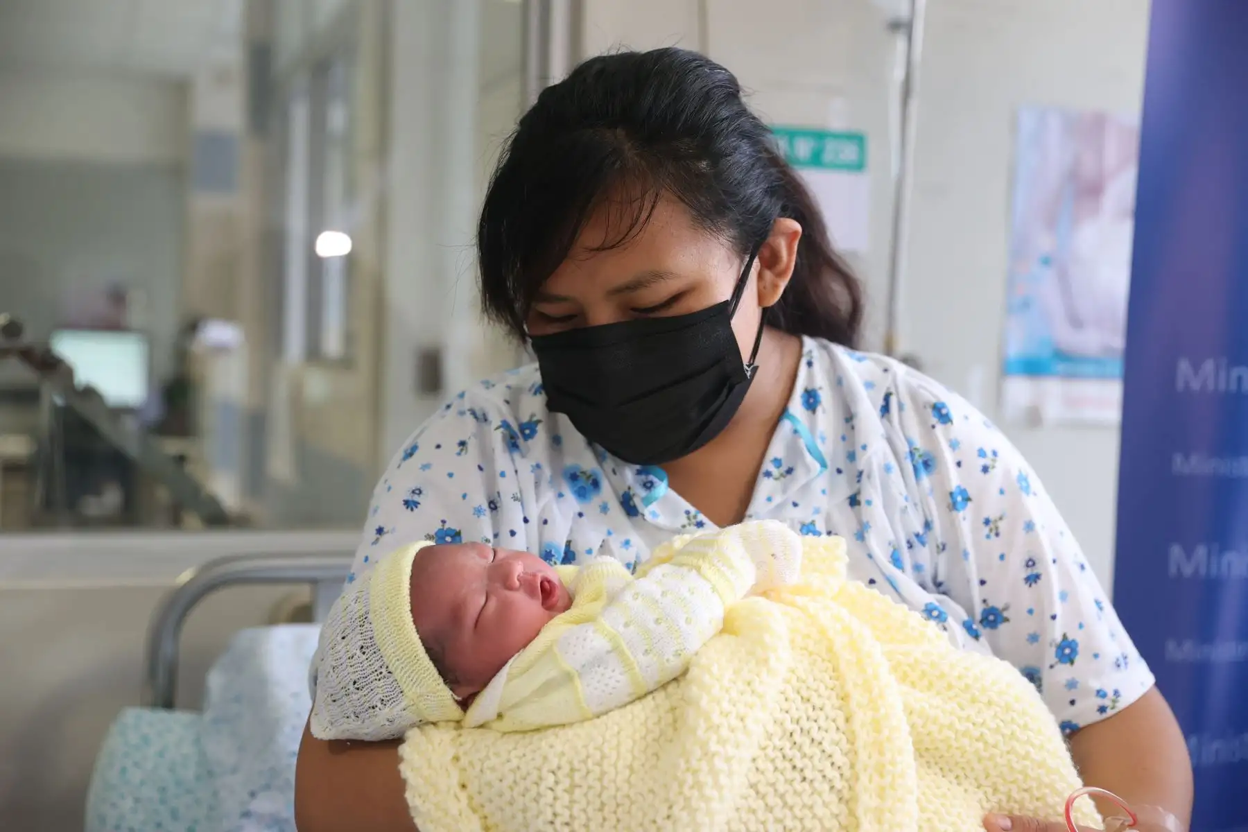 Lisbet Chayña Humpiri junto a su bebé Benjamin en el Instituto Materno Perinatal. Foto: ANDINA/Vidal Tarqui