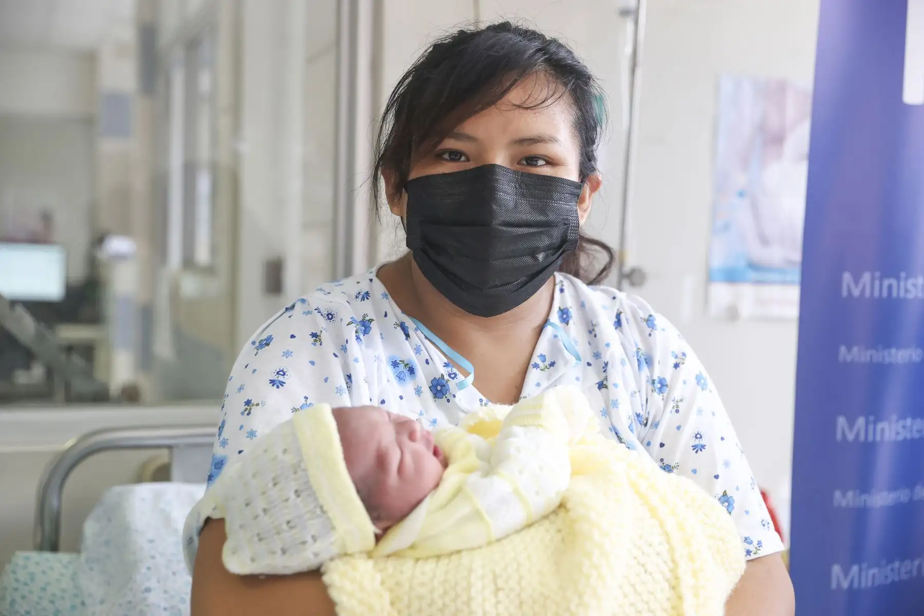 Lisbet Chayña Humpiri junto a su bebé Benjamin en el Instituto Materno Perinatal. Foto: ANDINA/Vidal Tarqui