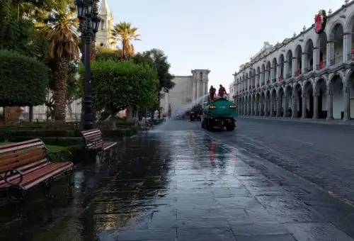 La ciudad de Arequipa amaneció limpia hoy tras recibir el Año Nuevo 2022. Desde las tres de la mañana personal de limpieza pública de la municipalidad provincial recorrió calles, parques, plazas, ferias y mercados para recoger los residuos sólidos generados por las fiestas de fin de año.