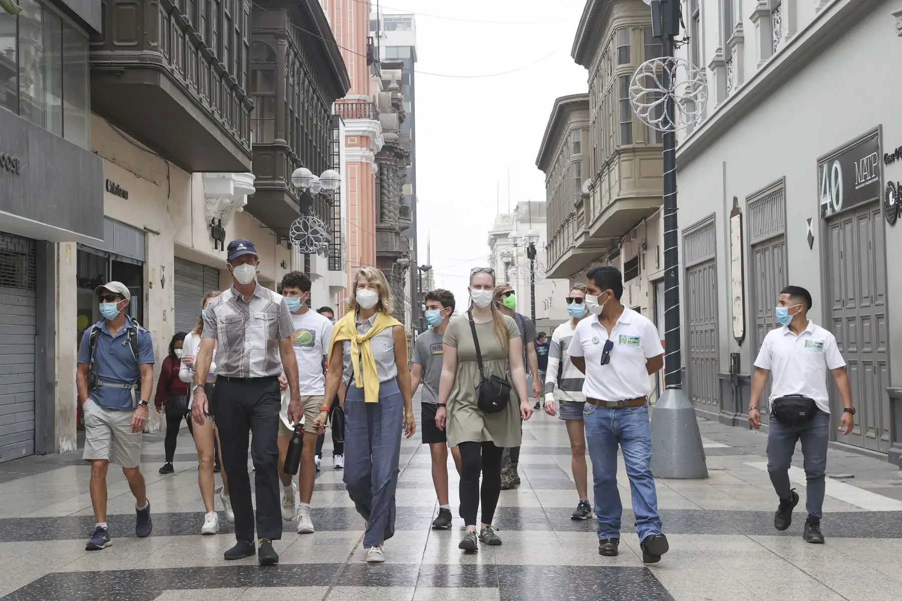Turistas transitan por el jirón de la Unión durante el primer día del Año 2022. Foto: ANDINA/Vidal Tarqui