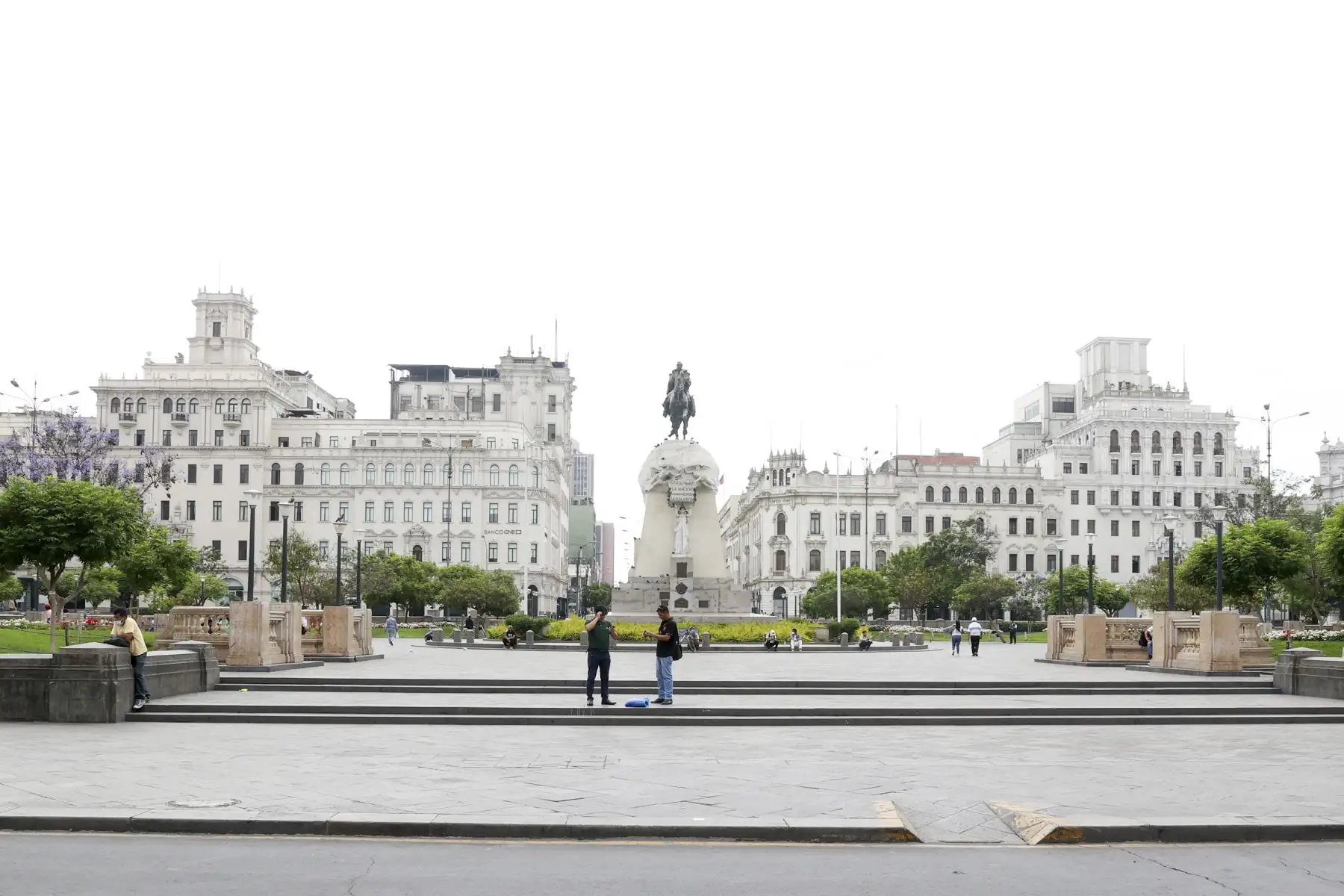 Así la Plaza San Martín durante el primer día del Año 2022. Foto: ANDINA/Vidal Tarqui