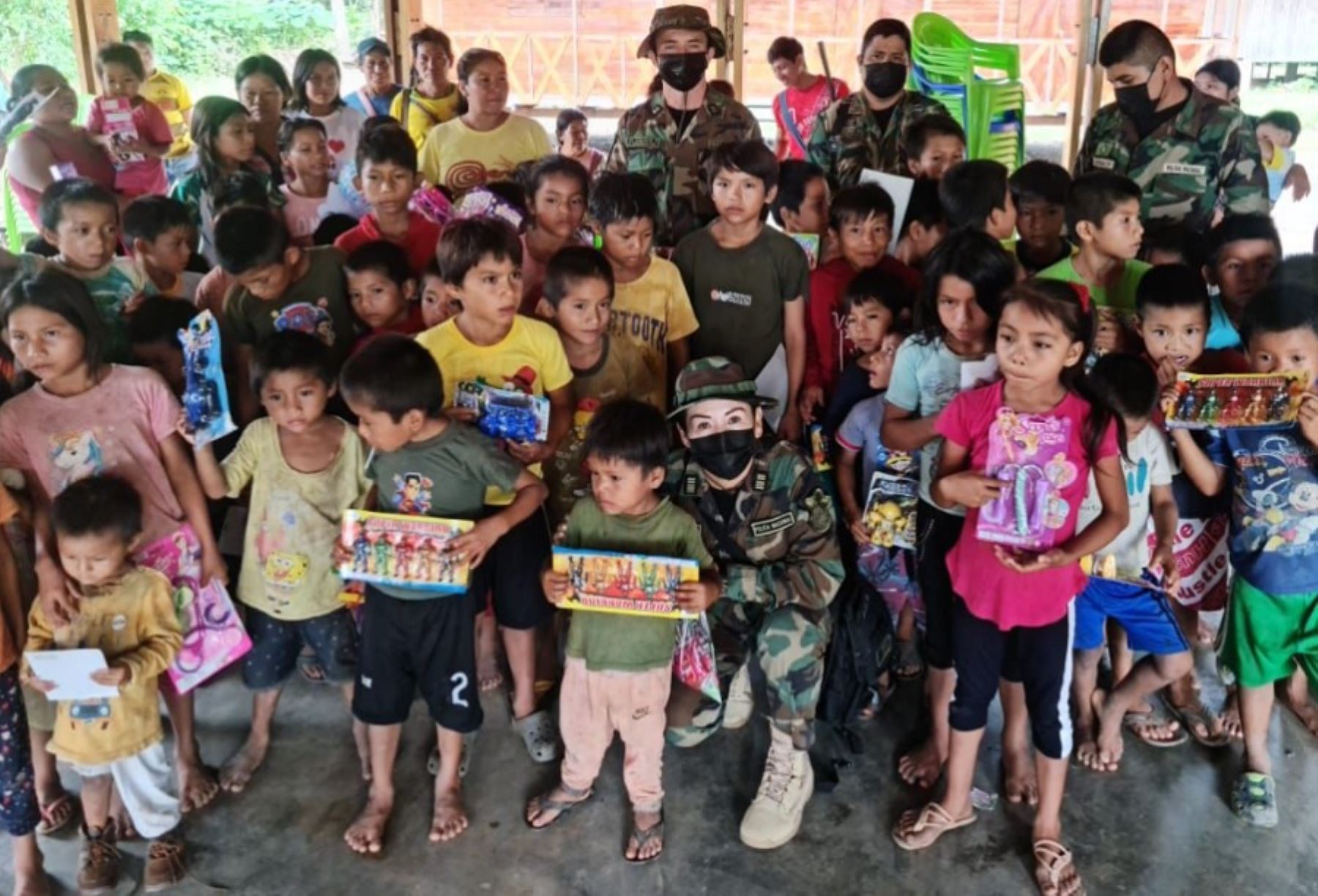 Los niños indígenas de las zonas más recónditas del Valle de los Ríos Apurímac, Ene y Mantaro (Vraem) vivieron momentos de alegría con los presentes y la chocolatada que compartieron Los Sinchis de Mazamari, división élite de la Policía Nacional del Perú en la lucha contra el narcotráfico, como parte de su labor de proyección social con motivo de las fiestas de fin de año.