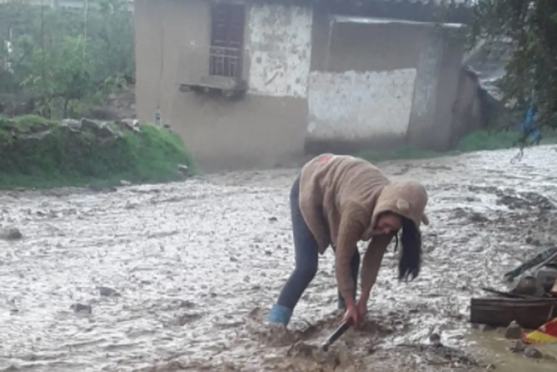 Lluvias intensas afectaron viviendas de material rústico en el barrio de Ampash, en la provincia de Pomabamba, en la sierra de Áncash, reportó el Centro de Operaciones de Emergencia Regional (COER).