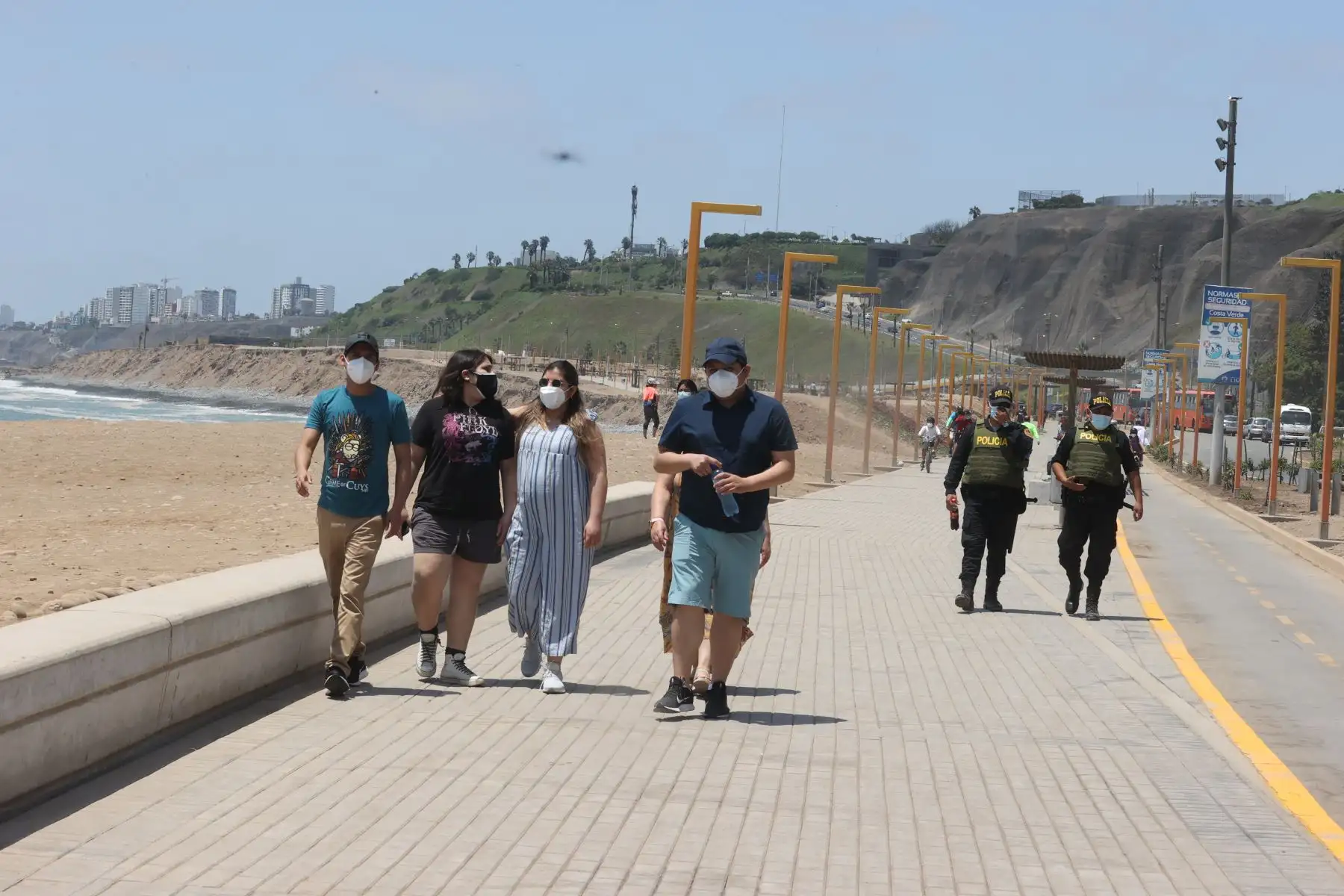Las autoridades continúan vigilando las playas de la Costa Verde para evitar que las personan ingresen a bañarse. El gobierno prohibió el uso de playas este 31 de diciembre y 1 de enero para evitar el contagio por covid-19. Foto: ANDINA/Vidal Tarqui
