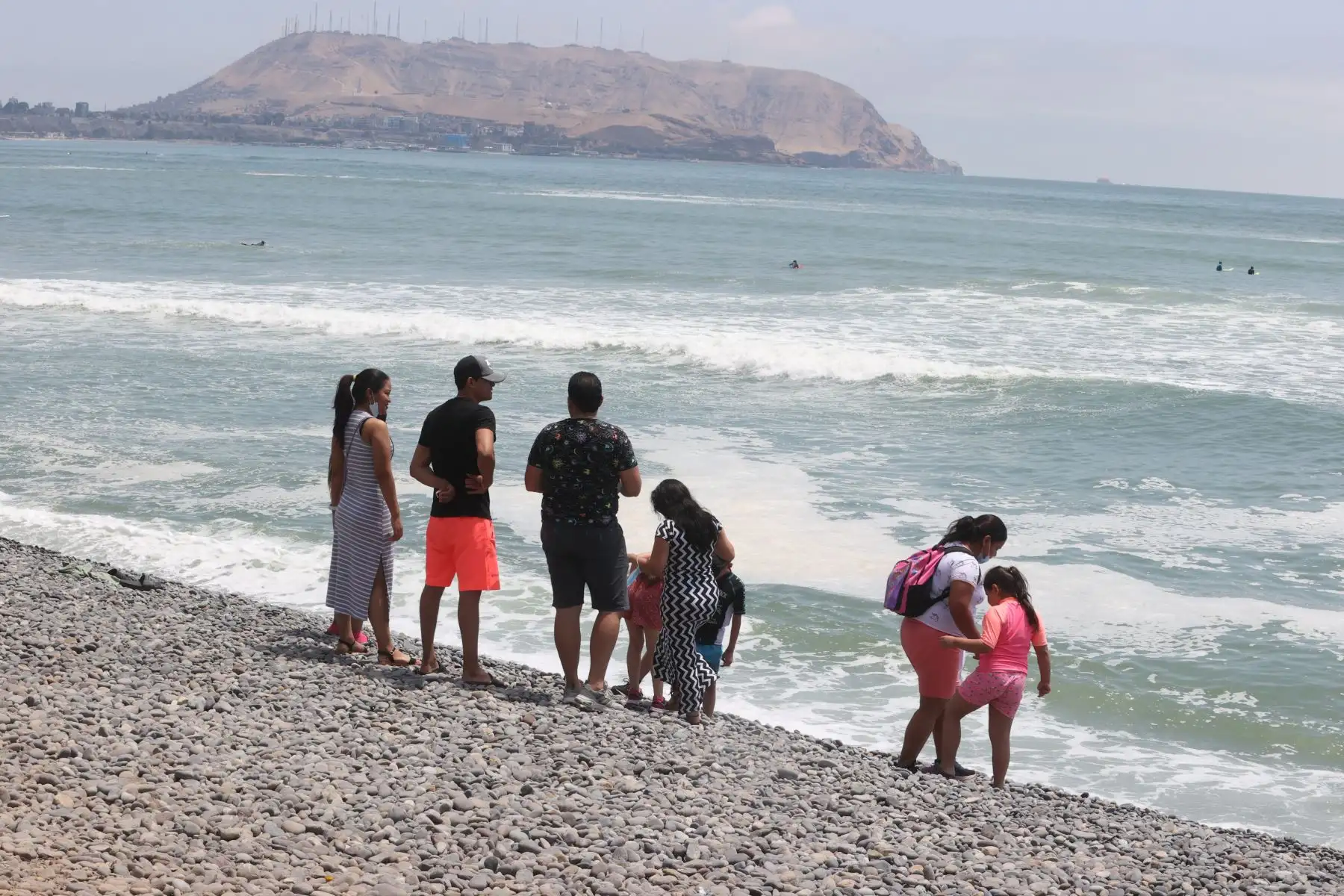 Las autoridades continúan vigilando las playas de la Costa Verde para evitar que las personan ingresen a bañarse. El gobierno prohibió el uso de playas este 31 de diciembre y 1 de enero para evitar el contagio por covid-19. Foto: ANDINA/Vidal Tarqui