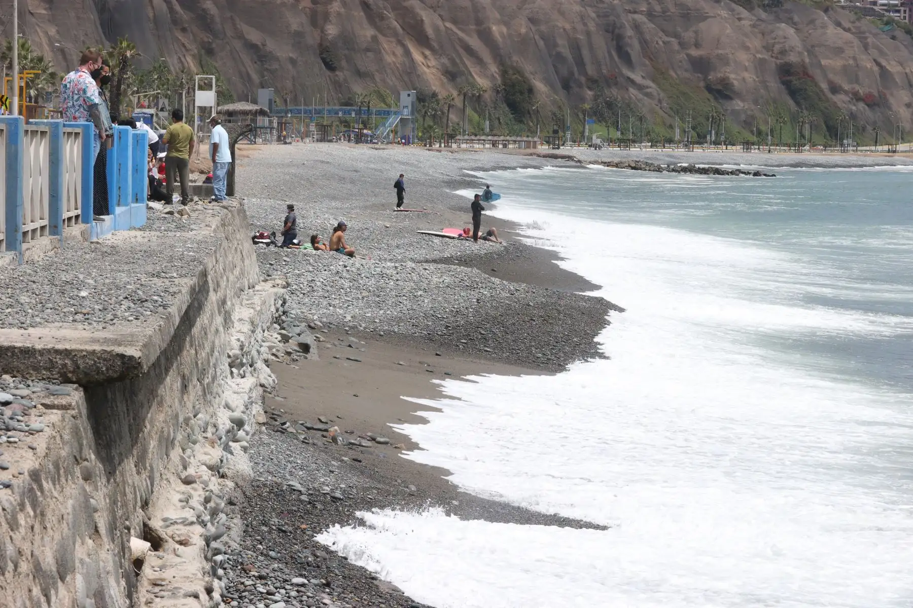 Las autoridades continúan vigilando las playas de la Costa Verde para evitar que las personan ingresen a bañarse. El gobierno prohibió el uso de playas este 31 de diciembre y 1 de enero para evitar el contagio por covid-19. Foto: ANDINA/Vidal Tarqui