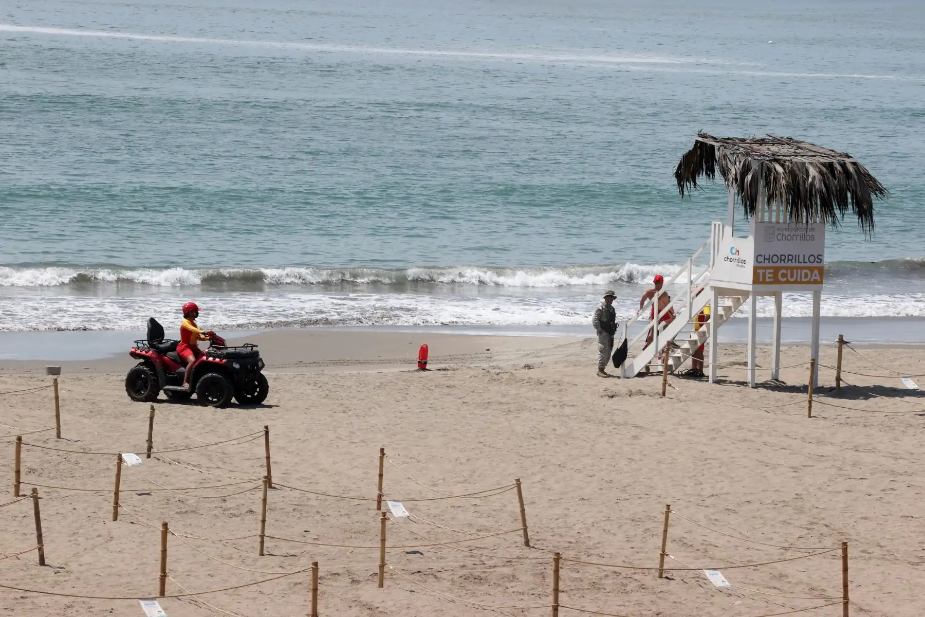Las autoridades continúan vigilando las playas de la Costa Verde para evitar que las personan ingresen a bañarse. El gobierno prohibió el uso de playas este 31 de diciembre y 1 de enero para evitar el contagio por covid-19. Foto: ANDINA/Vidal Tarqui