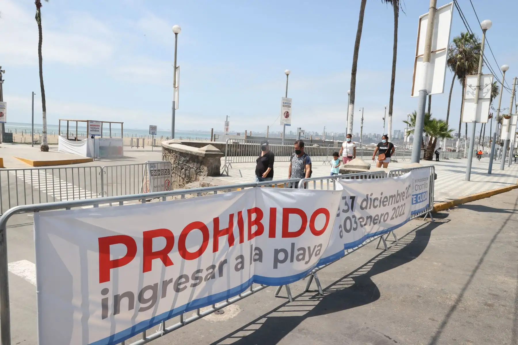 Las autoridades continúan vigilando las playas de la Costa Verde para evitar que las personan ingresen a bañarse. El gobierno prohibió el uso de playas este 31 de diciembre y 1 de enero para evitar el contagio por covid-19. Foto: ANDINA/Vidal Tarqui