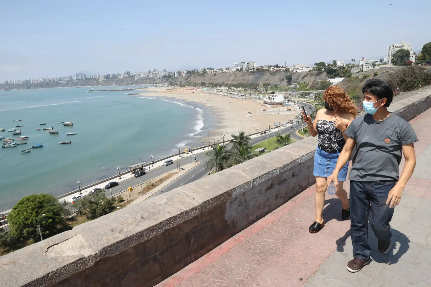 Las autoridades continúan vigilando las playas de la Costa Verde para evitar que las personan ingresen a bañarse. El gobierno prohibió el uso de playas este 31 de diciembre y 1 de enero para evitar el contagio por covid-19. Foto: ANDINA/Vidal Tarqui