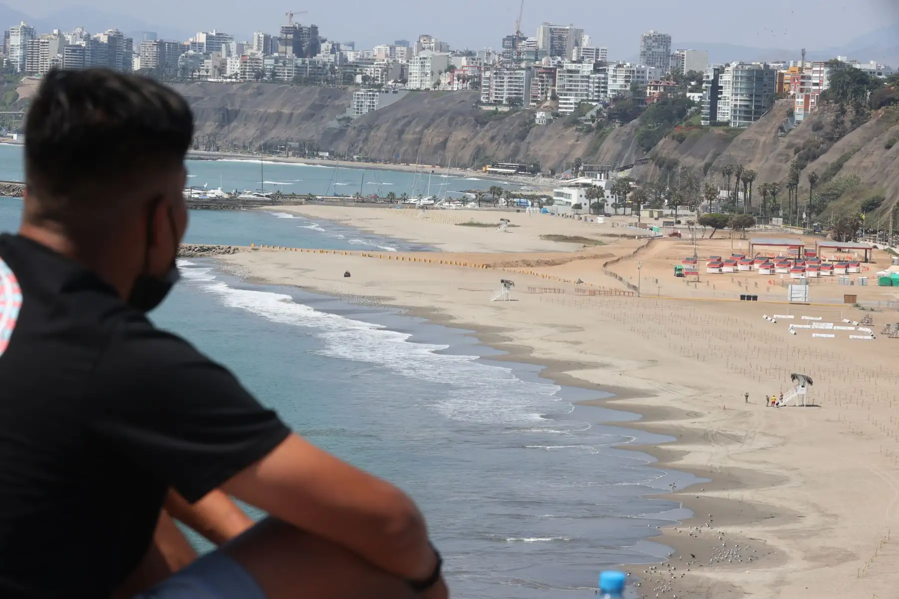 Las autoridades continúan vigilando las playas de la Costa Verde para evitar que las personan ingresen a bañarse. El gobierno prohibió el uso de playas este 31 de diciembre y 1 de enero para evitar el contagio por covid-19. Foto: ANDINA/Vidal Tarqui
