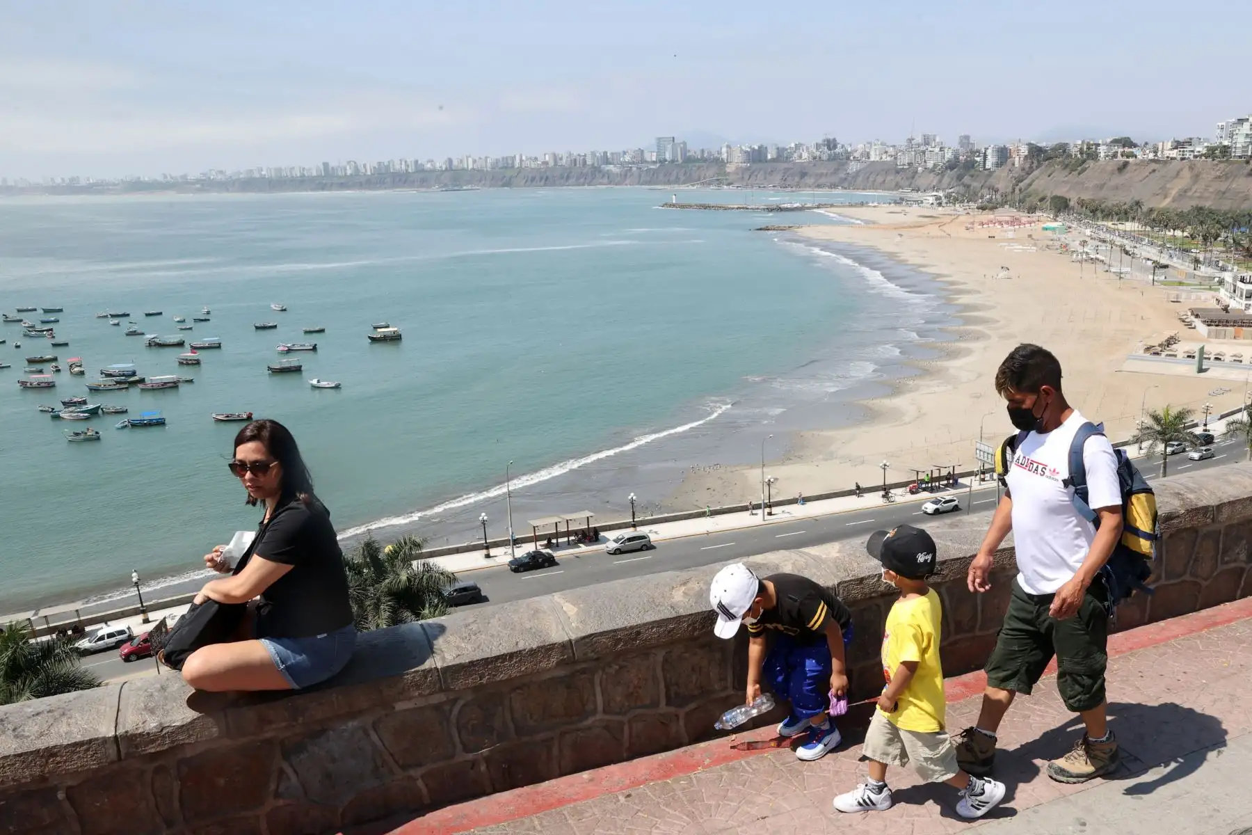 Las autoridades continúan vigilando las playas de la Costa Verde para evitar que las personan ingresen a bañarse. El gobierno prohibió el uso de playas este 31 de diciembre y 1 de enero para evitar el contagio por covid-19. Foto: ANDINA/Vidal Tarqui
