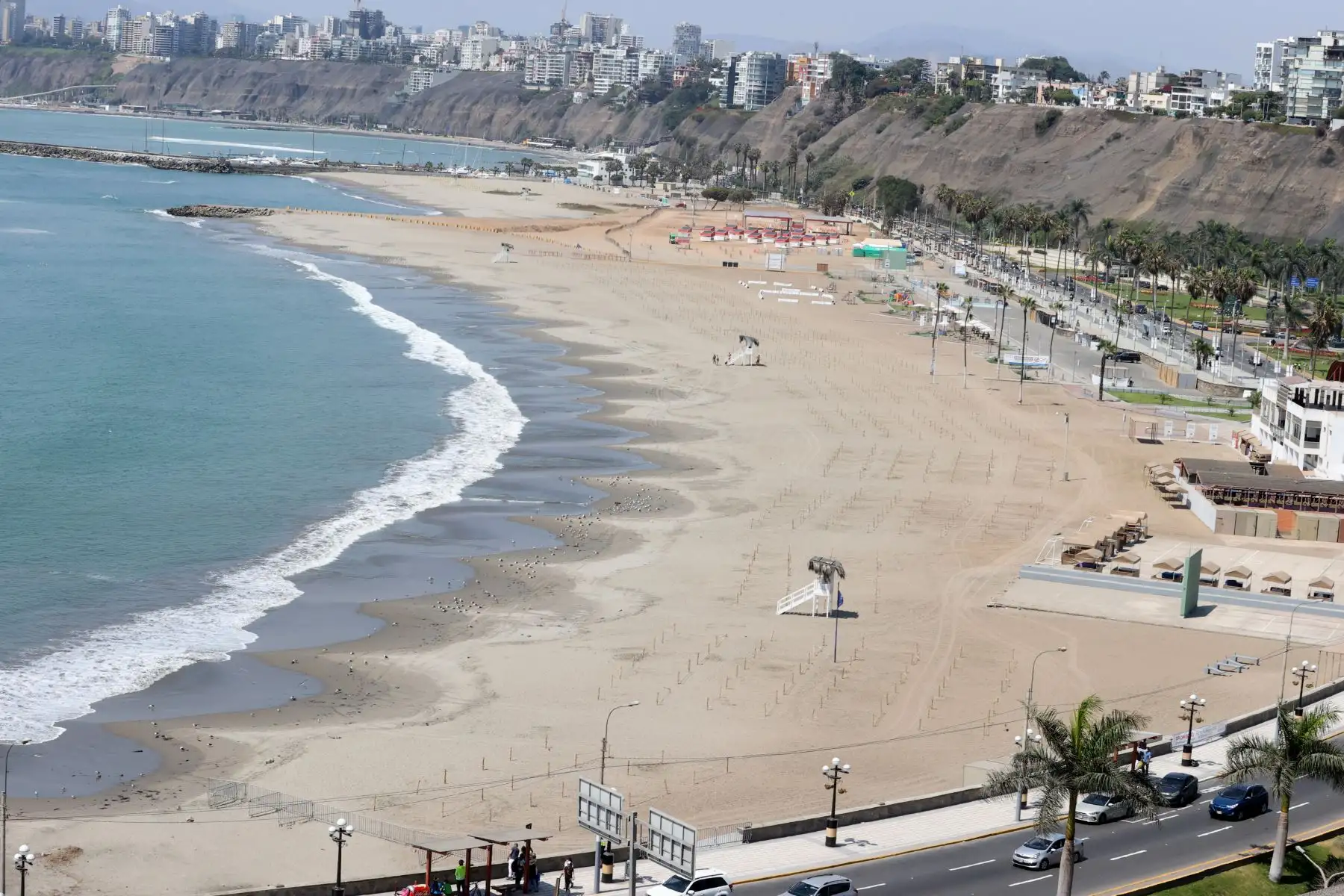 Las autoridades continúan vigilando las playas de la Costa Verde para evitar que las personan ingresen a bañarse. El gobierno prohibió el uso de playas este 31 de diciembre y 1 de enero para evitar el contagio por covid-19. Foto: ANDINA/Vidal Tarqui