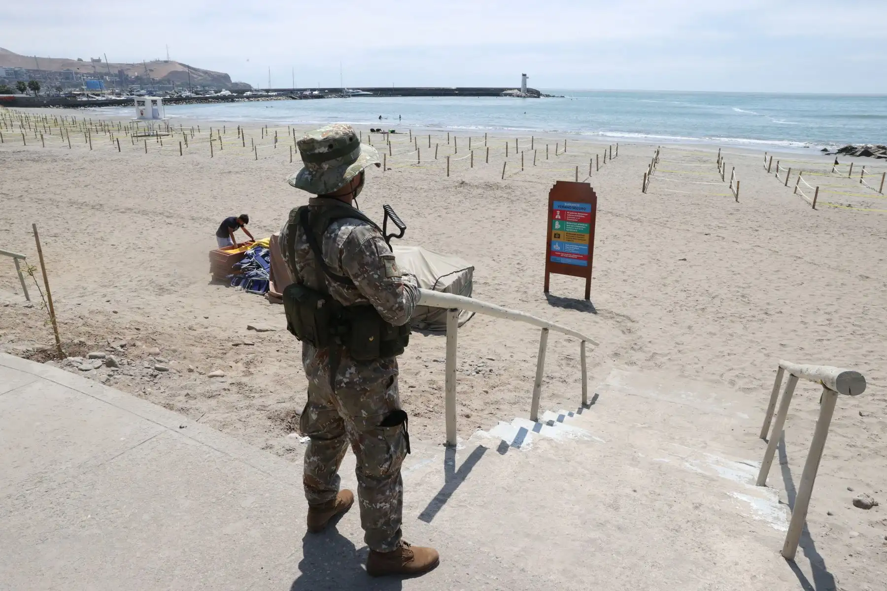 Las autoridades continúan vigilando las playas de la Costa Verde para evitar que las personan ingresen a bañarse. El gobierno prohibió el uso de playas este 31 de diciembre y 1 de enero para evitar el contagio por covid-19. Foto: ANDINA/Vidal Tarqui