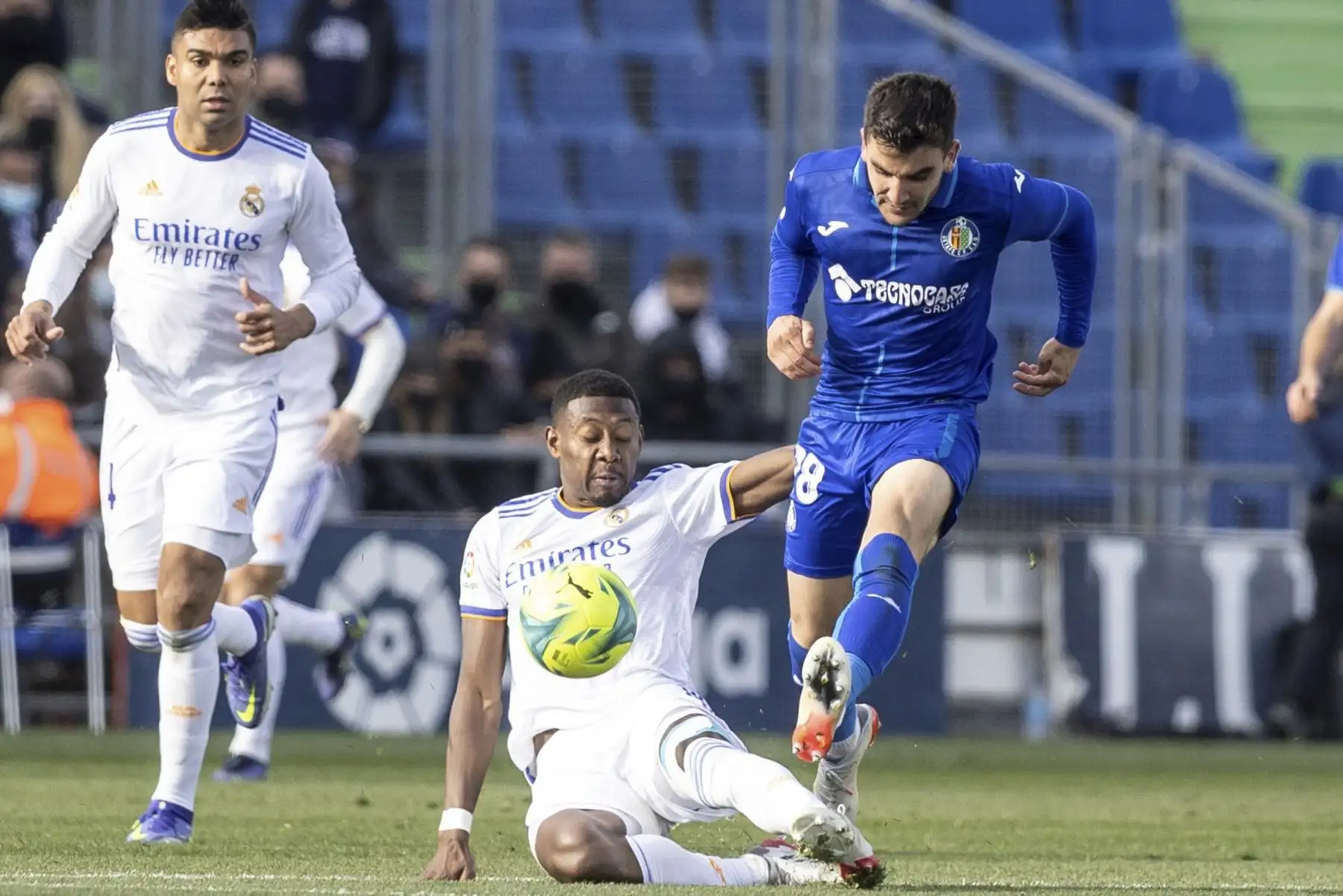 El defensa austriaco del Real Madrid David Alaba lucha por el balón con el centrocampista uruguayio Mauro Arambarri del Getafe durante su partido de LaLiga Santander disputado en el estadio Coliseum Alfonso Pérez de Getafe, Madrid. Foto: EFE