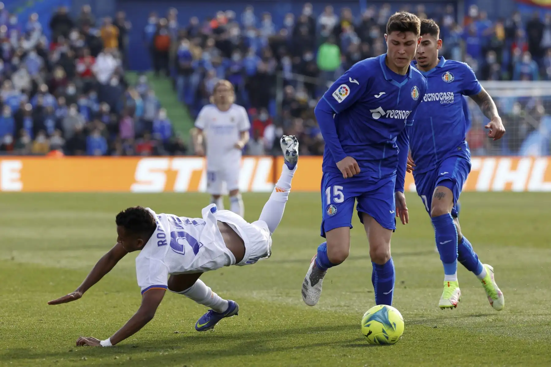 El delantero brasileño del Real Madrid, Rodrygo Silva,  cae ante el defensa Jorge Cuenca del Getafe durante el partido de LaLiga Santander, en el estadio Coliseum Alfonso Pérez de Getafe, Madrid. Foto: EFE