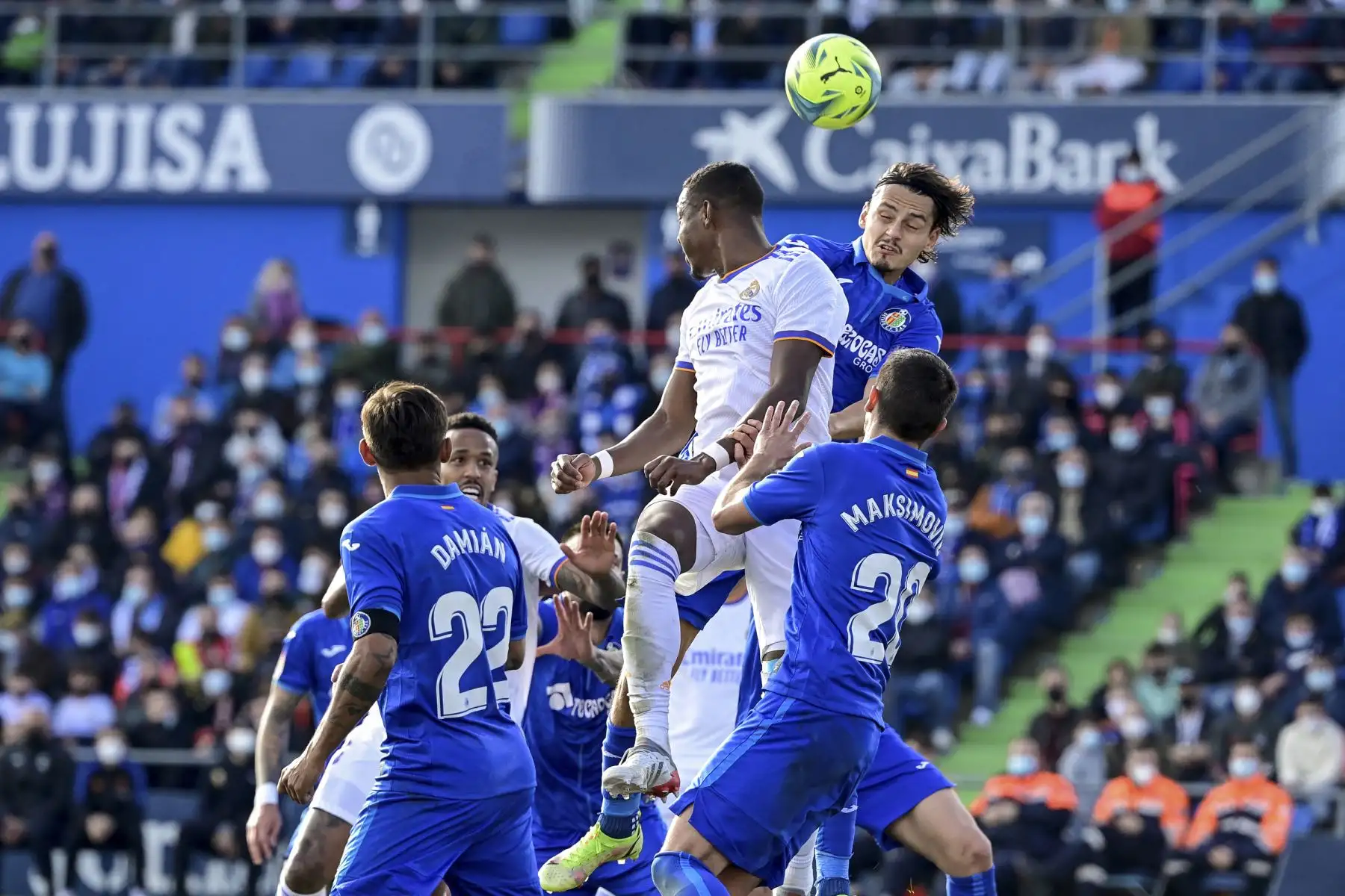 El delantero brasileño del Real Madrid Rodrygo y el delantero turco del Getafe Enes Unal saltan por el balón durante el partido de la liga española. Foto: AFP