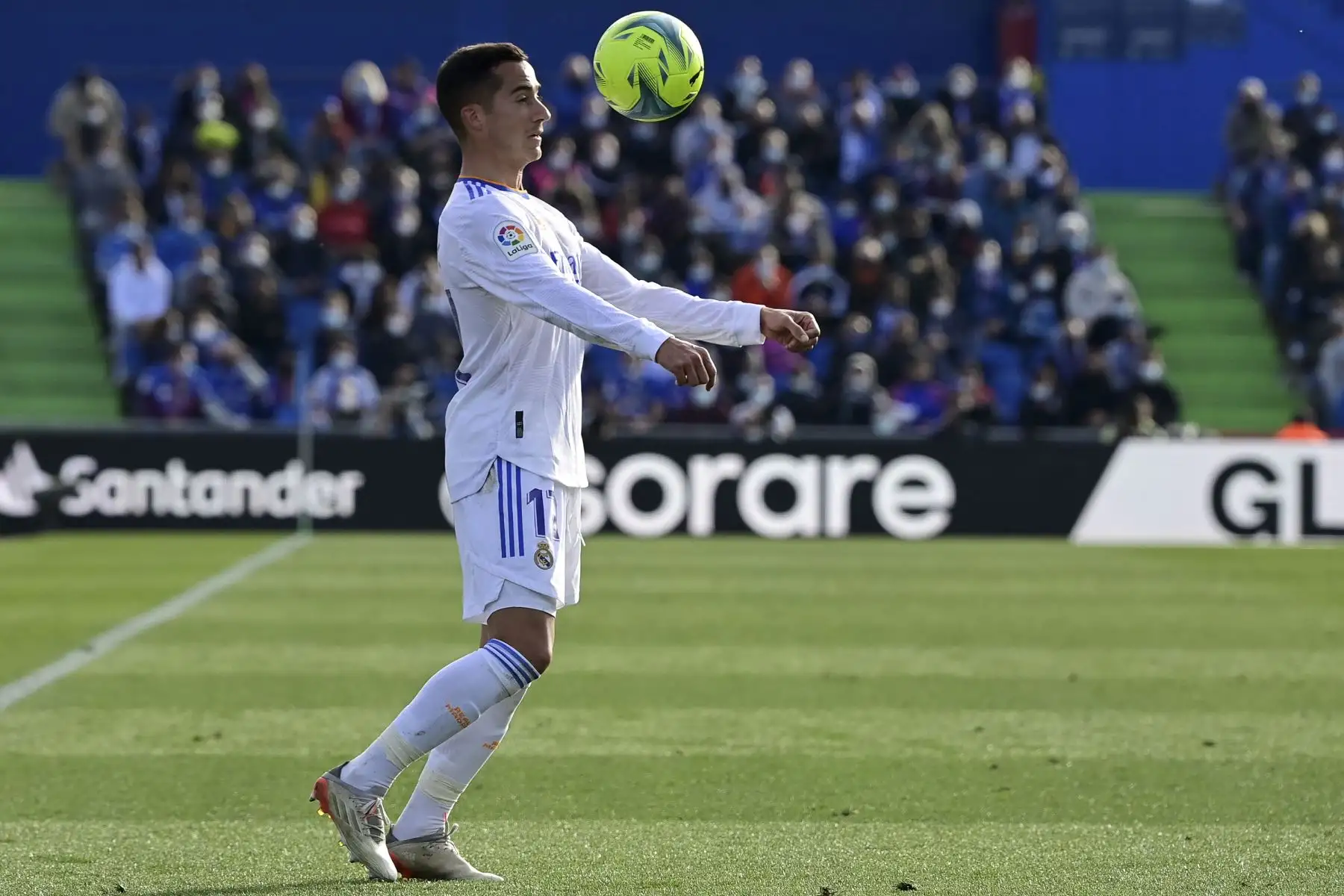 El delantero español del Real Madrid Lucas Vázquez controla el balón durante el partido de la liga española. Foto: AFP