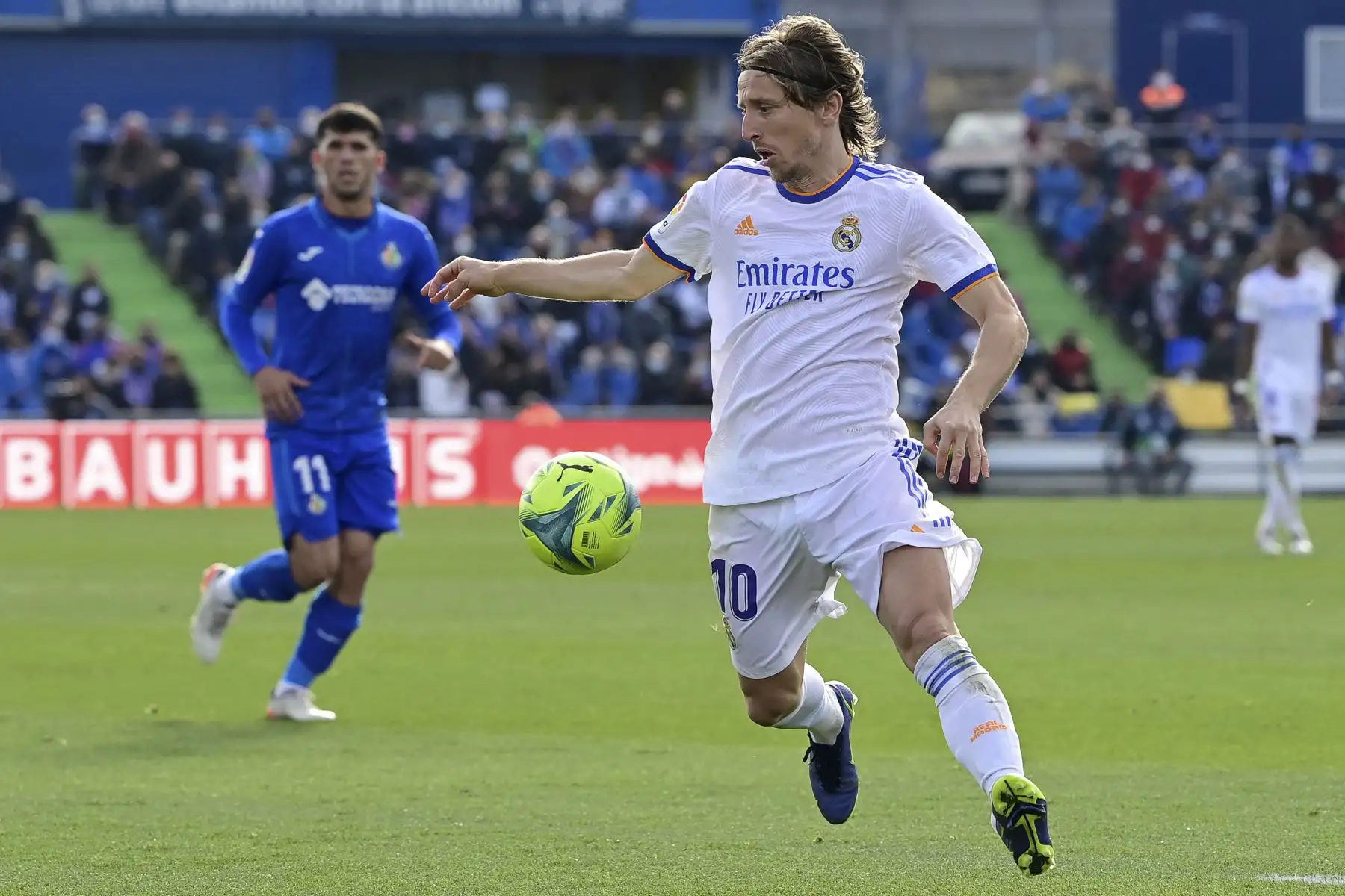 El centrocampista croata del Real Madrid Luka Modric controla el balón durante el partido de la liga española. Foto: AFP