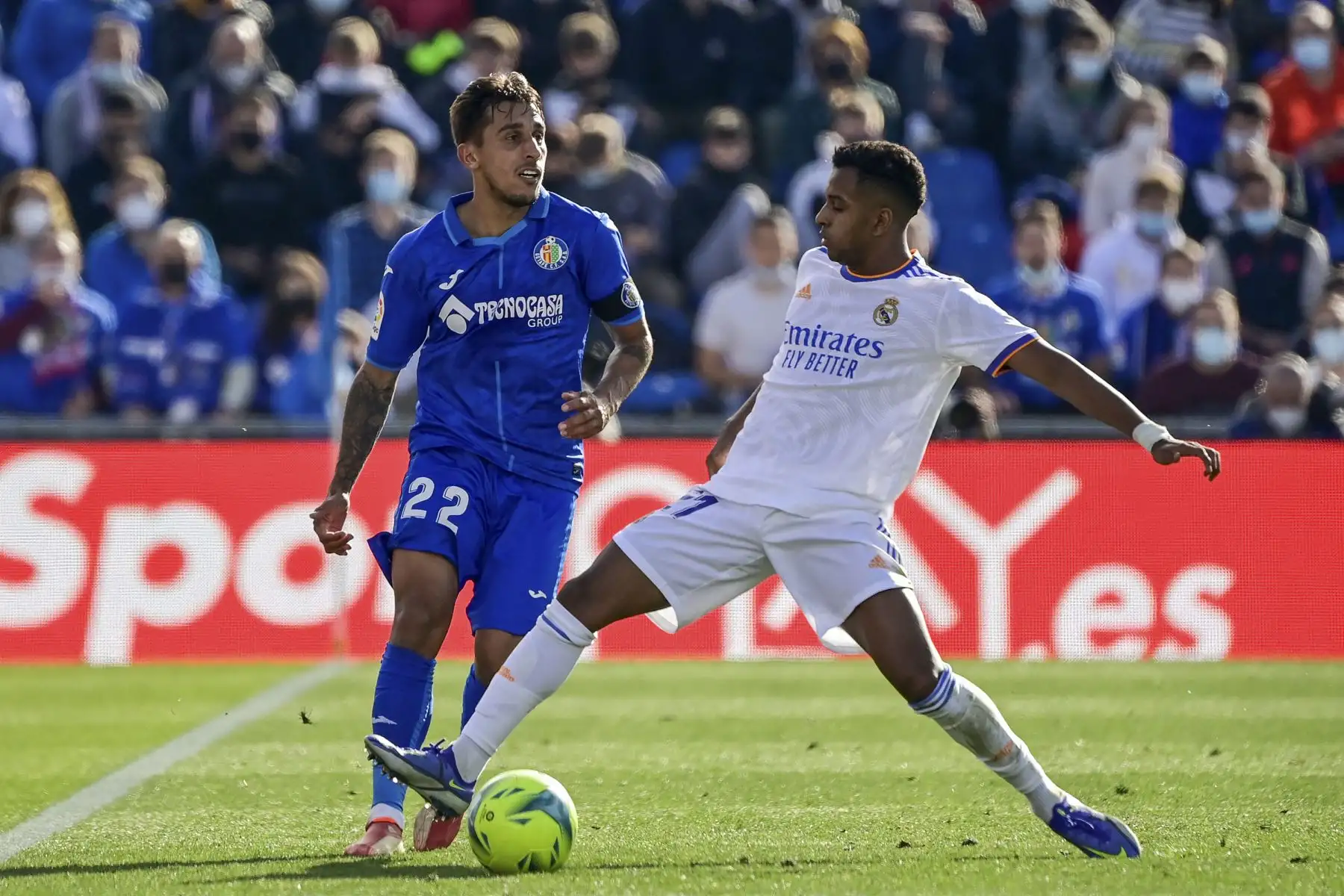 El defensor uruguayo del Getafe Damián Suárez pelea por el balón con el delantero brasileño del Real Madrid Rodrygo durante el partido de la liga española. Foto: AFP