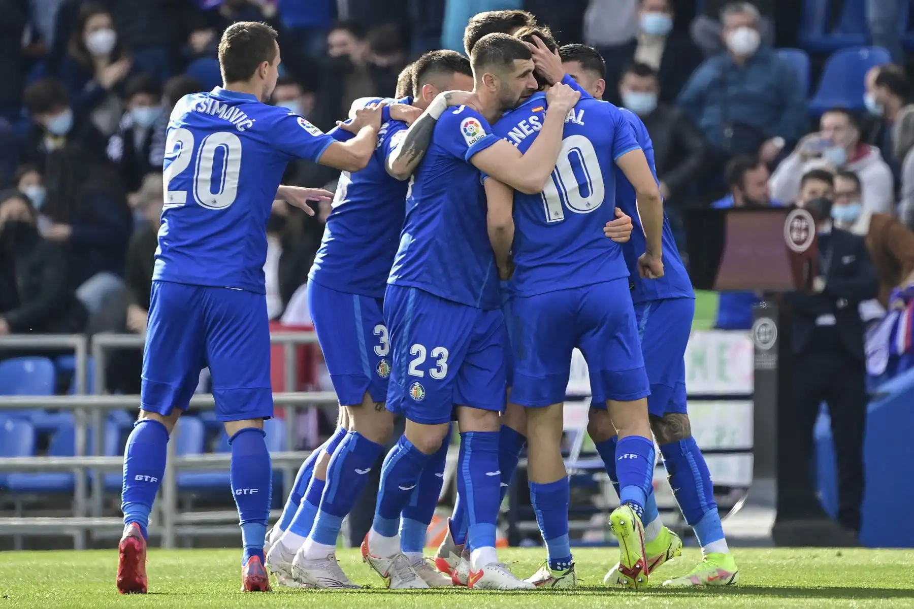 El delantero turco del Getafe, Enes Unal, celebra con sus compañeros tras marcar el primer gol de su equipo ante el Real Madrid durante el partido de la liga española. Foto: AFP