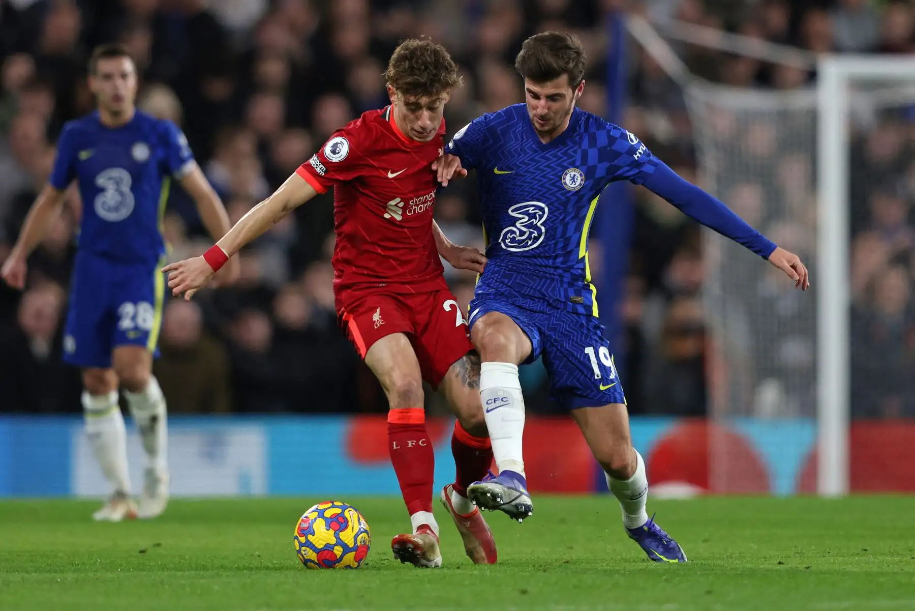El centrocampista inglés del Chelsea, Mason Mount, compite con el defensor griego del Liverpool, Kostas Tsimikas, durante el partido de la Premier League. Foto: AFP