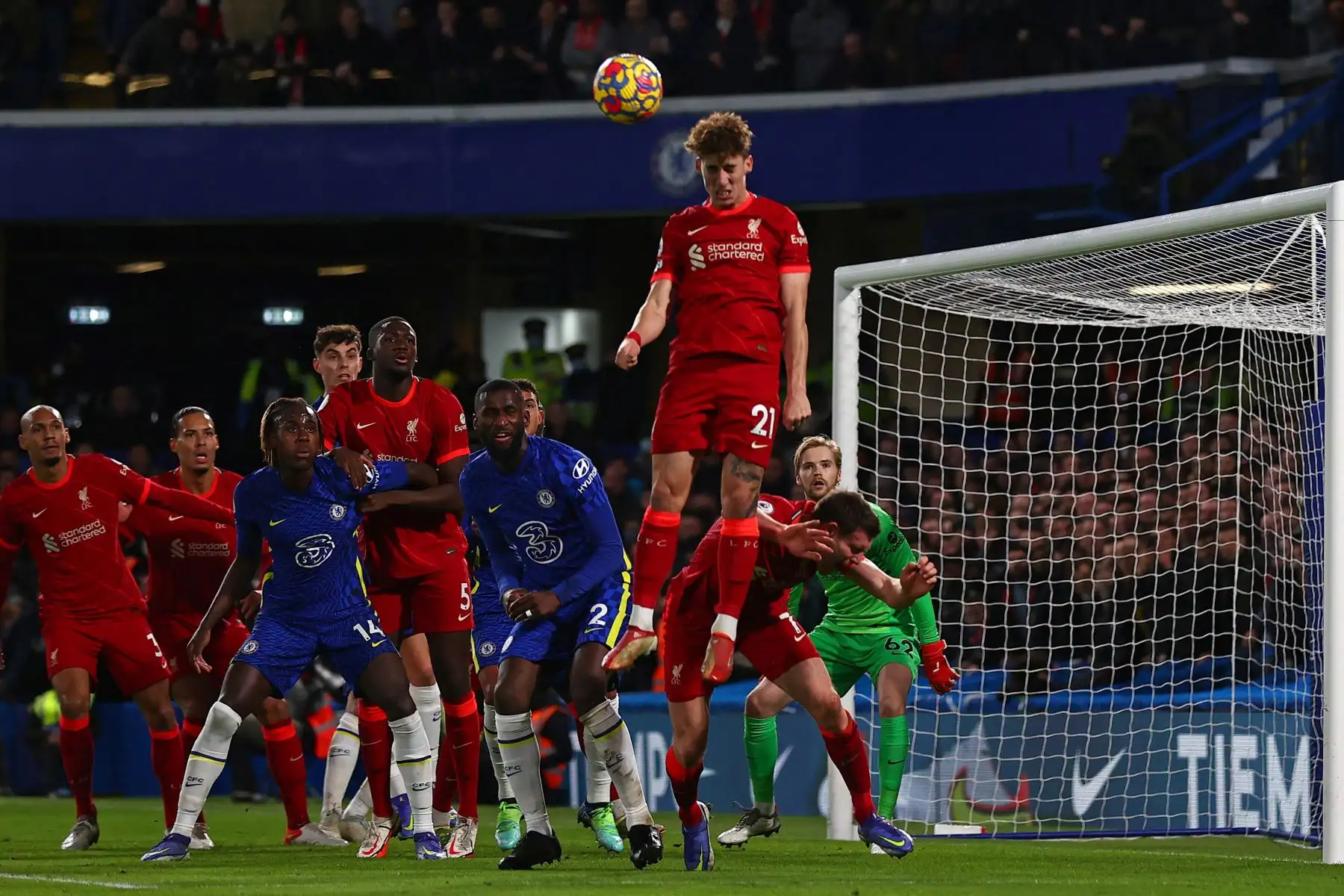 El defensor griego del Liverpool, Kostas Tsimikas, cabecea el balón durante el partido de la Premier League. Foto: AFP