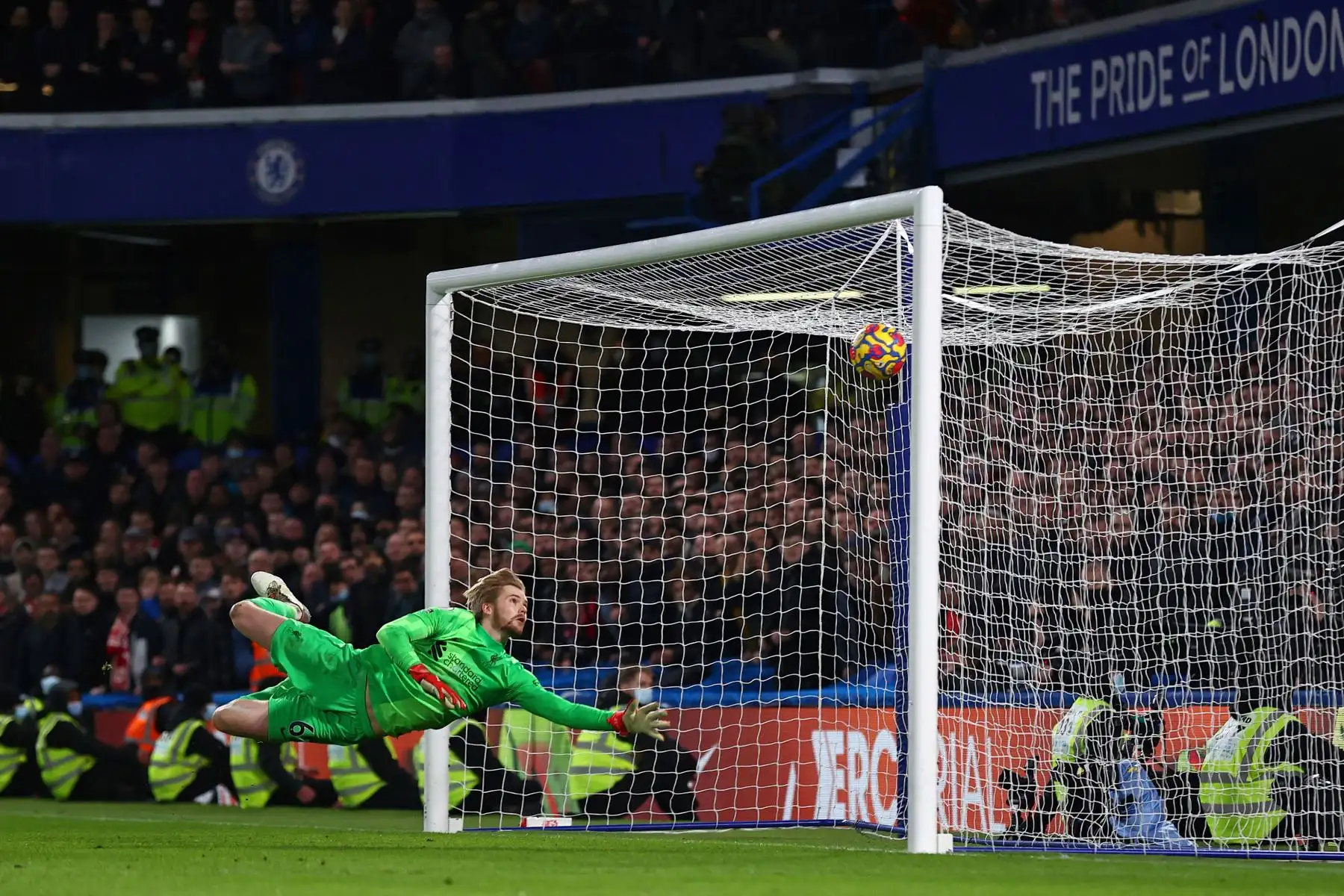 El portero irlandés del Liverpool, Caoimhin Kelleher, no puede detener el primer gol del centrocampista croata del Chelsea, Mateo Kovacic, durante el partido de la Premier League. Foto: AFP