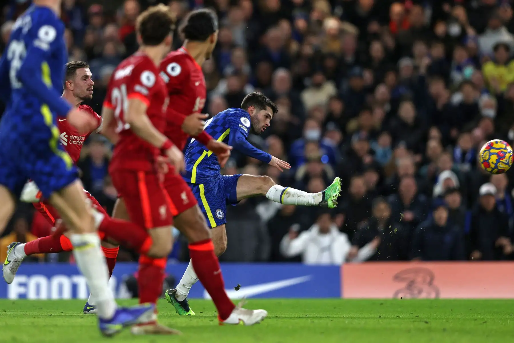 El centrocampista estadounidense del Chelsea, Christian Pulisic, marca el segundo gol de su equipo durante el partido de la Premier League. Foto:  AFP