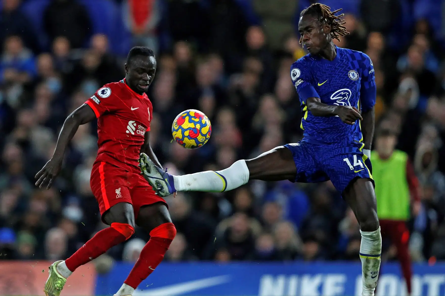 El defensor inglés del Chelsea, Trevoh Chalobah, compite con el delantero senegalés del Liverpool, Sadio Mane, durante el partido de la Premier League. Foto: AFP