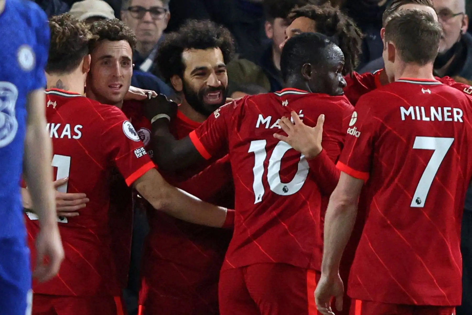 El mediocampista egipcio del Liverpool Mohamed Salah celebra con sus compañeros después de anotar el segundo gol de su equipo durante el partido de la Premier League. Foto: AFP