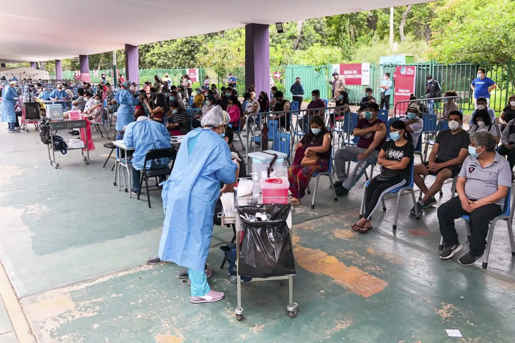 La vacunación contra la covid-19 continúa en Campo de Marte. Hoy domingo 2 de enero las brigadas de salud de la Diris Lima Centro vacunan a personas desde los 12 años en el horario habitual de 7 a.m. a 7 p.m. Foto: Minsa