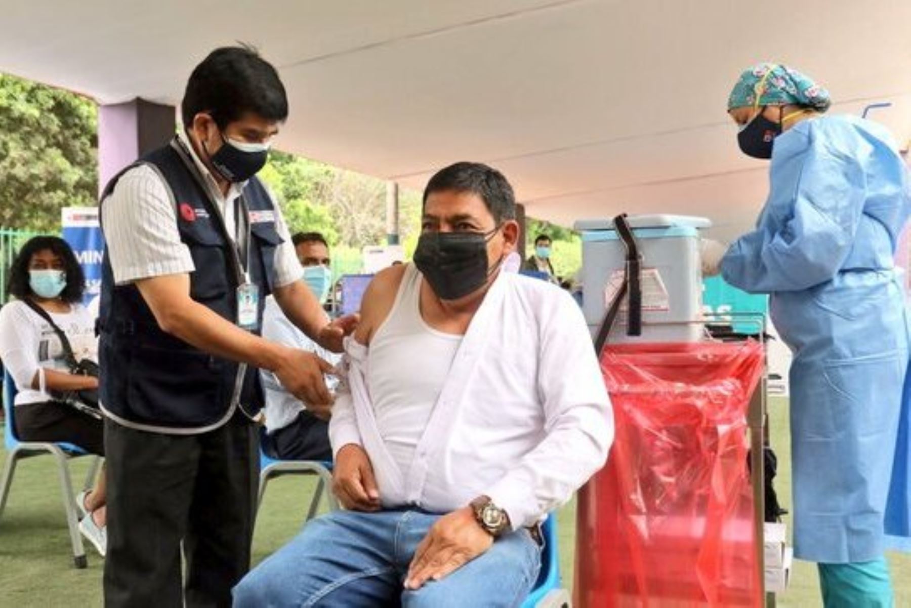 Ministro del Ambiente, Rubén Ramírez, dijo que vacunarse contra la covid-19 es un deber ciudadano y sanitario. Foto: ANDINA/Difusión.