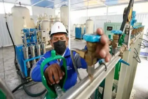 Las plantas de oxígeno medicinal han sido implementadas en puntos anexados a las Instituciones Prestadoras de Servicios de Salud (IPRESS) y/o la población. Es así que en la zona macro centro cuenta con 91 plantas, norte 113, oriente 56 y sur 80. En tanto, en Lima y Callo hay 73 plantas de oxígeno medicinal.
