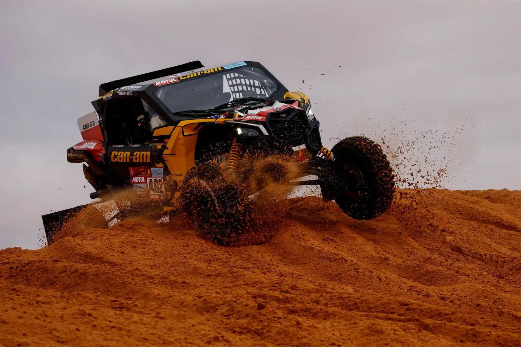 El piloto polaco Aron Domzala en acción durante la etapa 2 del Rally Dakar 2022 entre Ha