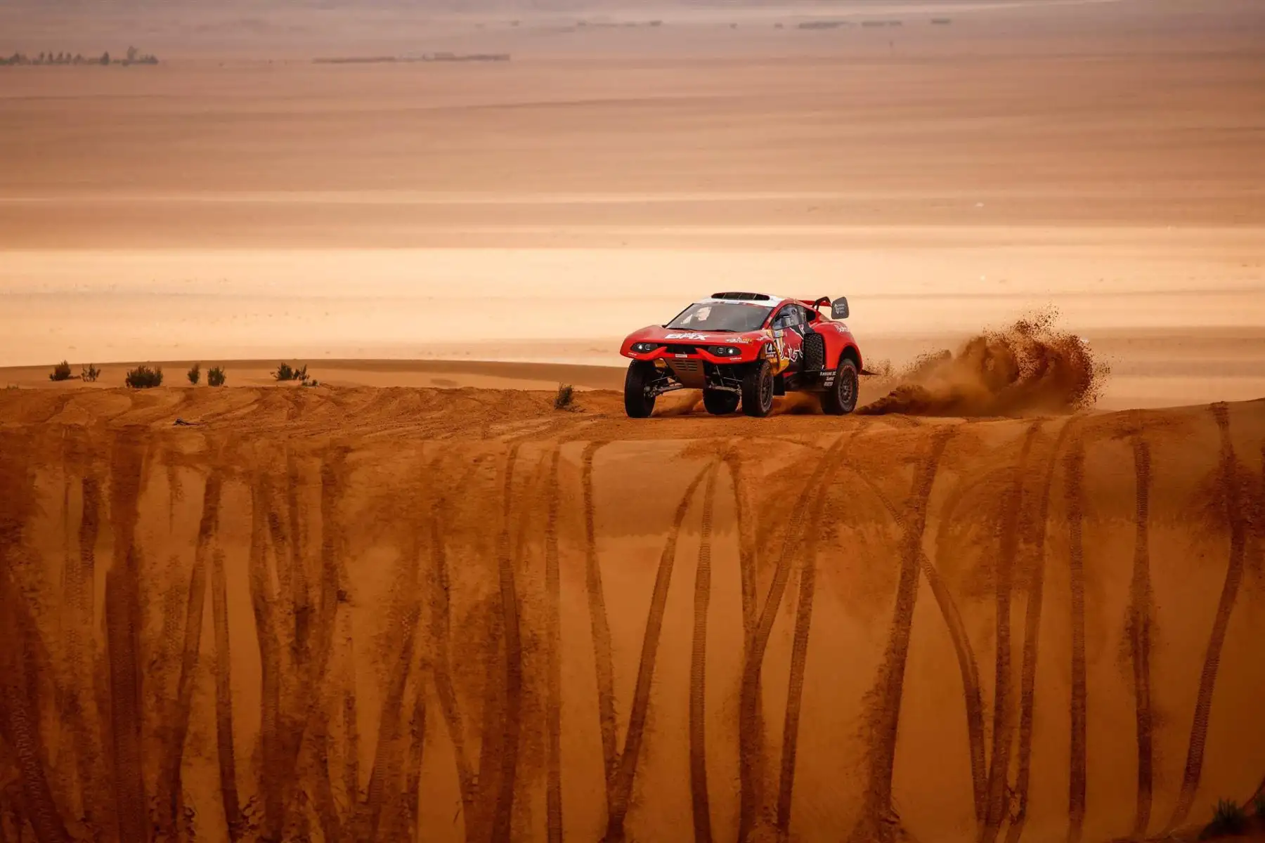 El piloto francés Sebastien Loeb y el copiloto belga Fabian Lurquin del equipo Bahrain Raid Xtreme en acción durante la etapa 2 del Rally Dakar 2022 entre Ha