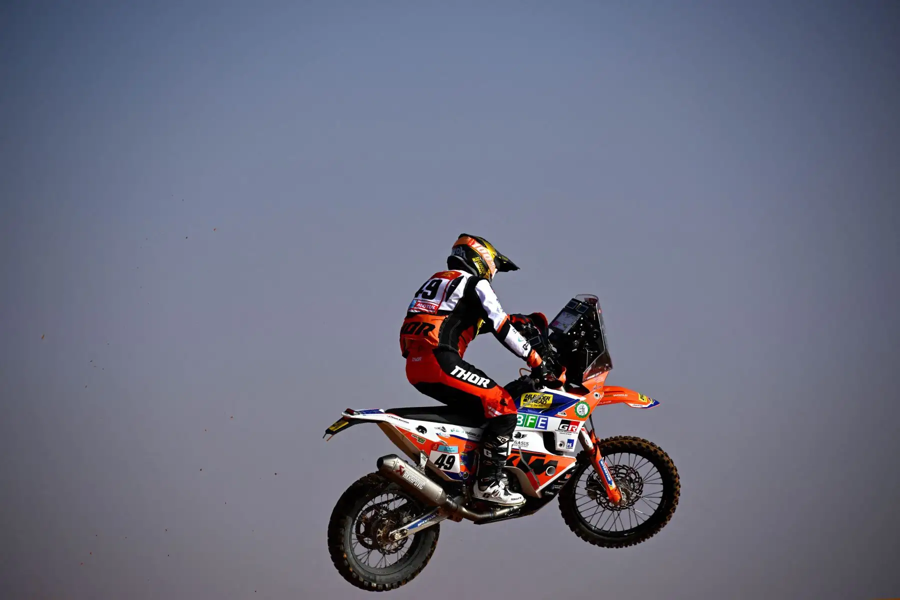 El motociclista sudafricano Bradley Cox compite durante la Etapa 2 del Dakar 2022 entre Ha