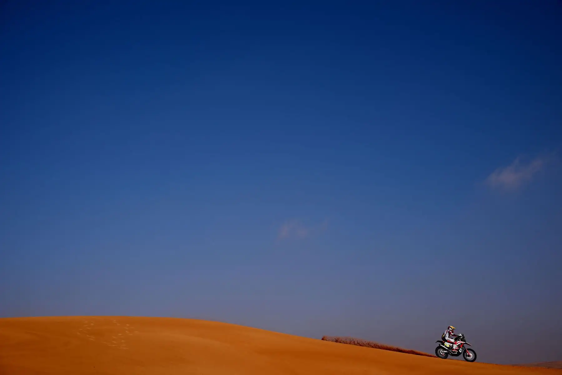 El motorista chileno Pablo Quintanilla acciona su Honda durante la Etapa 2 del Dakar 2022 entre Ha