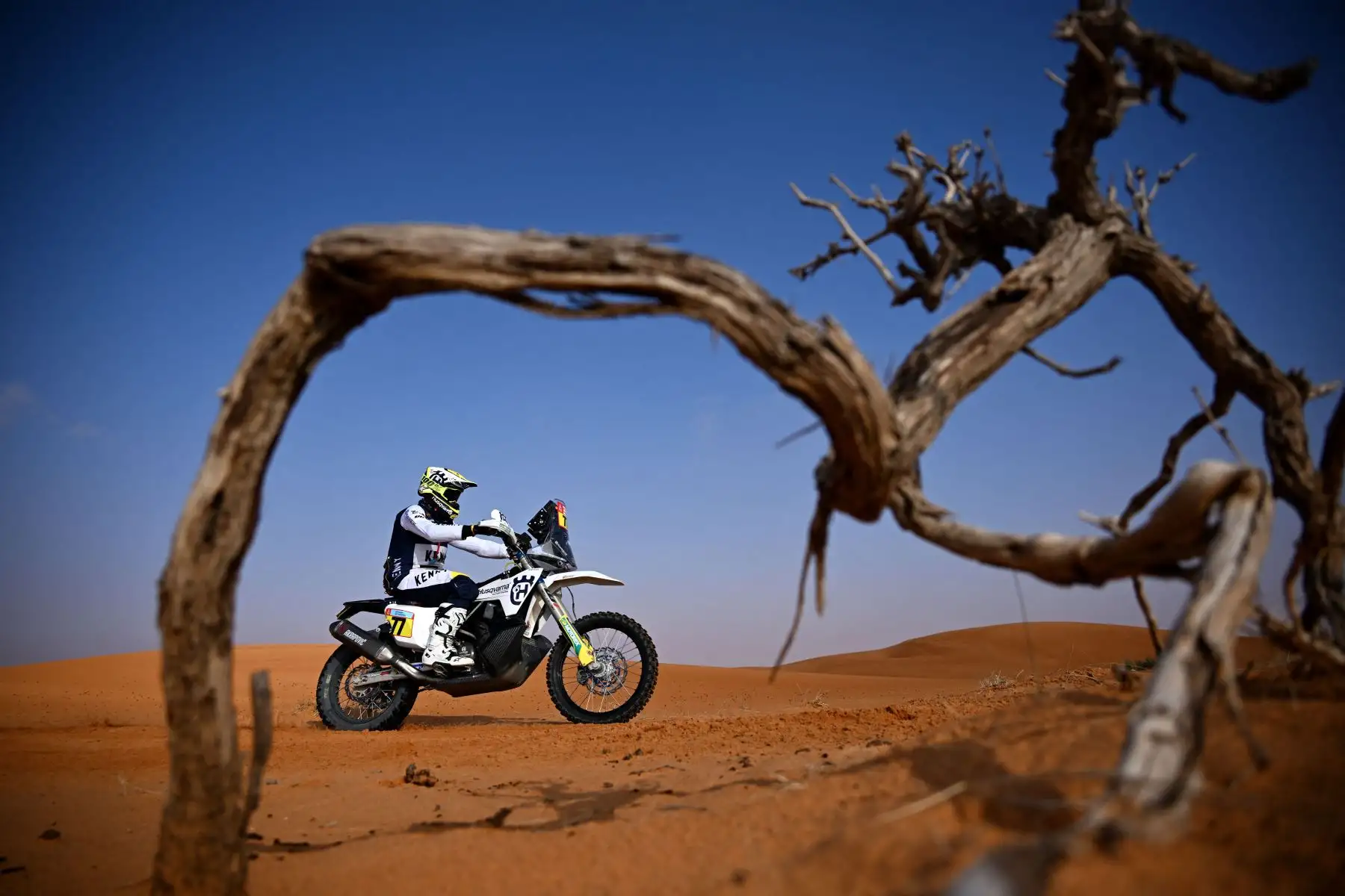 El motorista argentino Luciano Benavides impulsa su Husqvarna durante la Etapa 2 del Dakar 2022 entre Ha