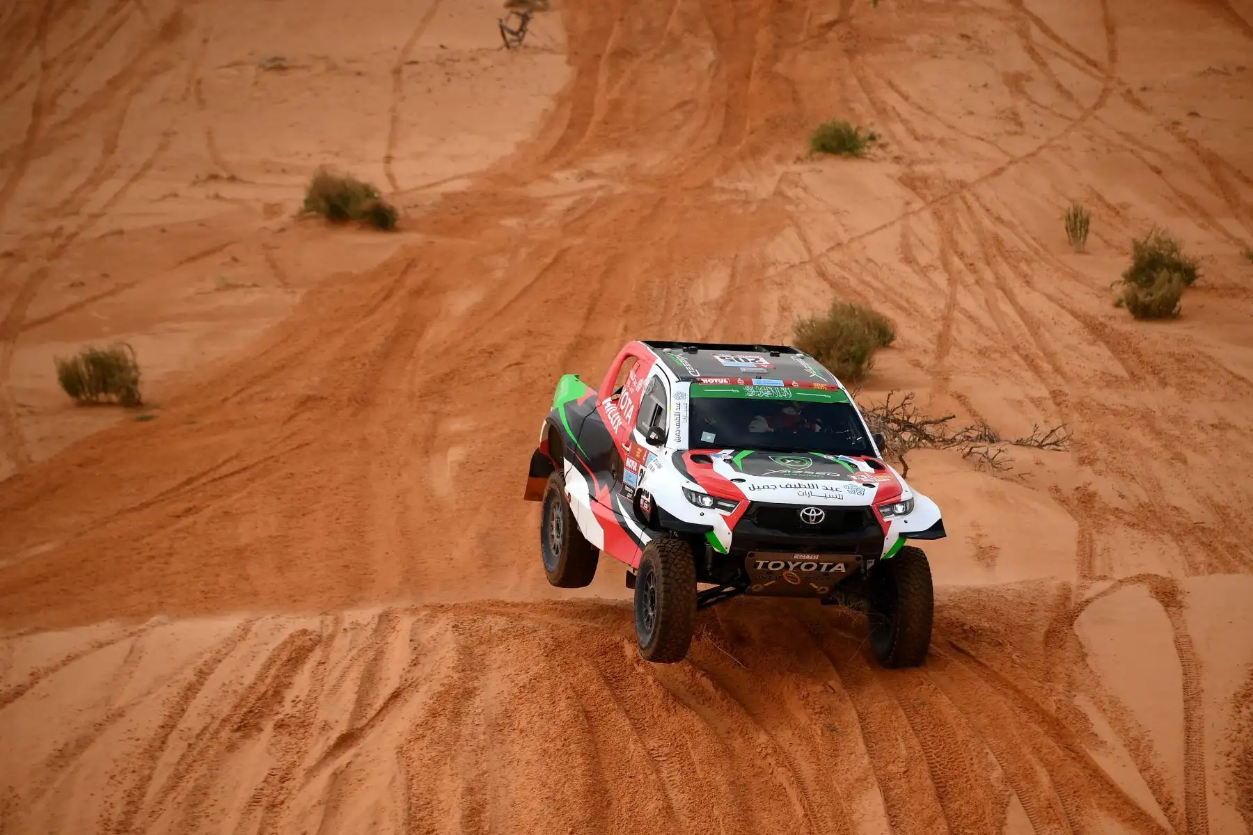El piloto de Toyota Yazeed Al Rajhi de Arabia Saudita y el copiloto británico Michael Orr compiten durante la Etapa 2 del Dakar 2022 entre Ha