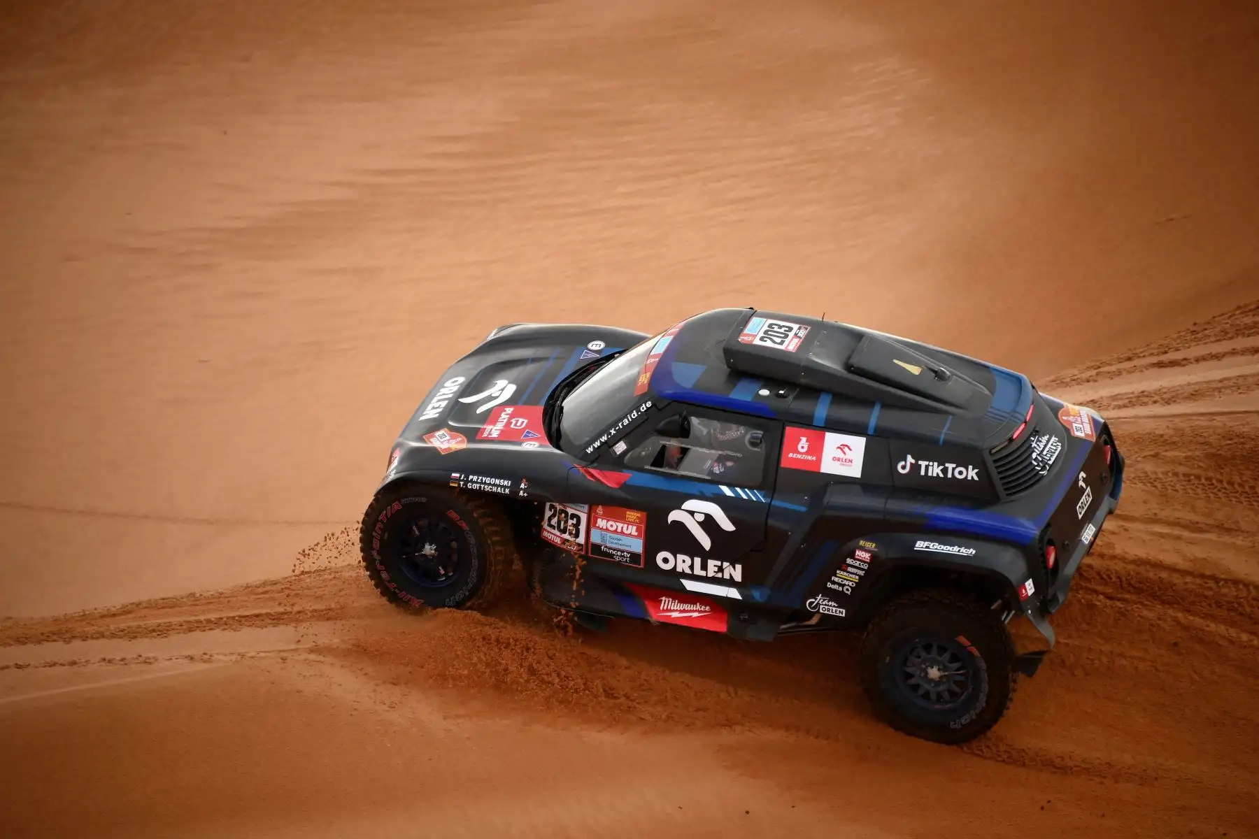 El piloto de Mini, Jakub Przygonski de Polonia y su copiloto Timo Gottschalk de Alemania compiten durante la Etapa 2 del Dakar 2022 entre Ha
