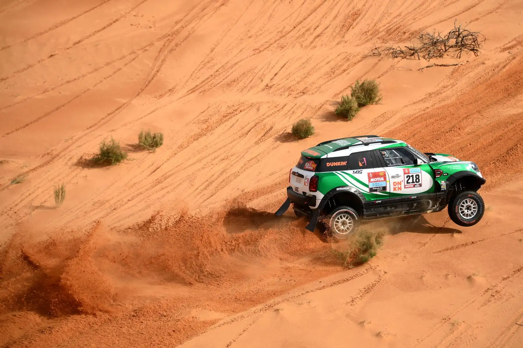 El piloto de Mini, Yasir Seaidan de Arabia Saudita y el copiloto Alexey Kuzmich de Rusia compiten durante la Etapa 2 del Dakar 2022 entre Ha