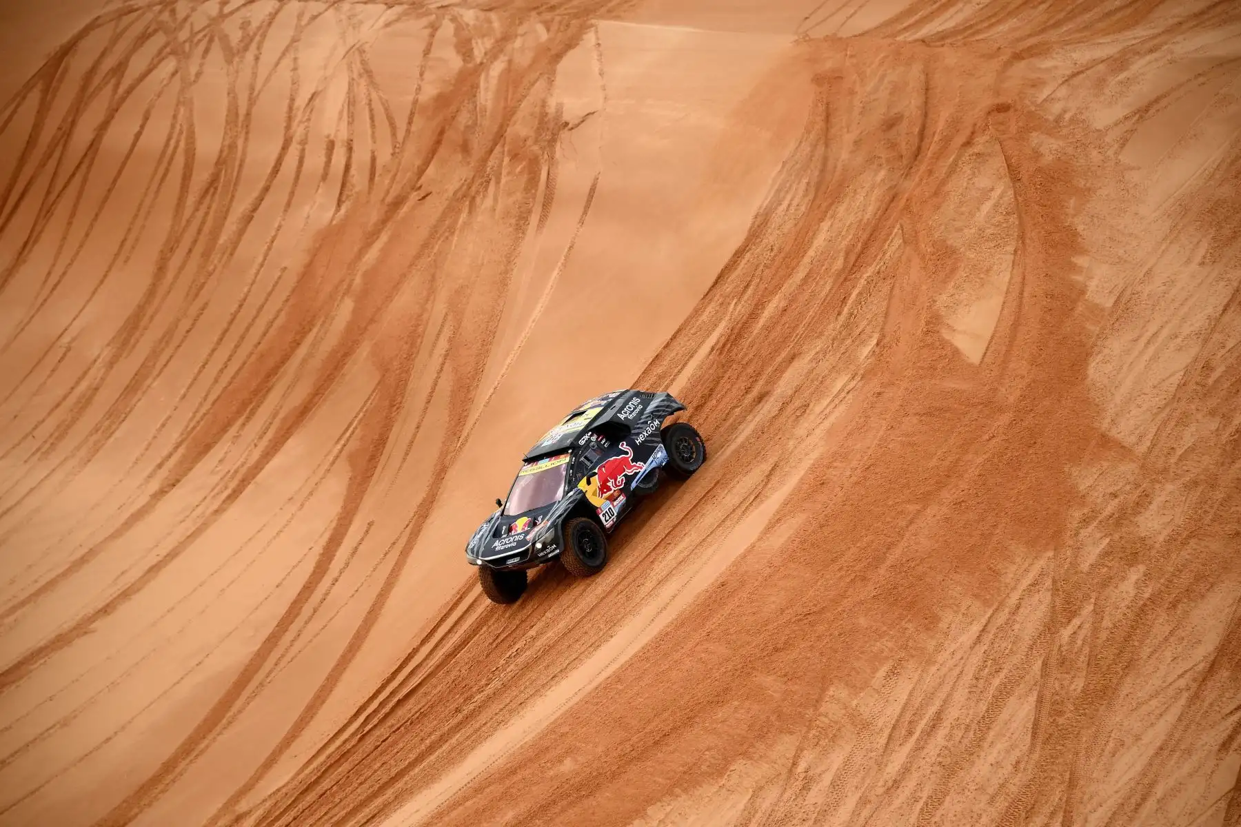 El piloto de Peugeot, el francés Cyril Desprez, y el copiloto de Sudáfrica, Perry Taye, compiten durante la segunda etapa del Dakar 2022 entre Ha