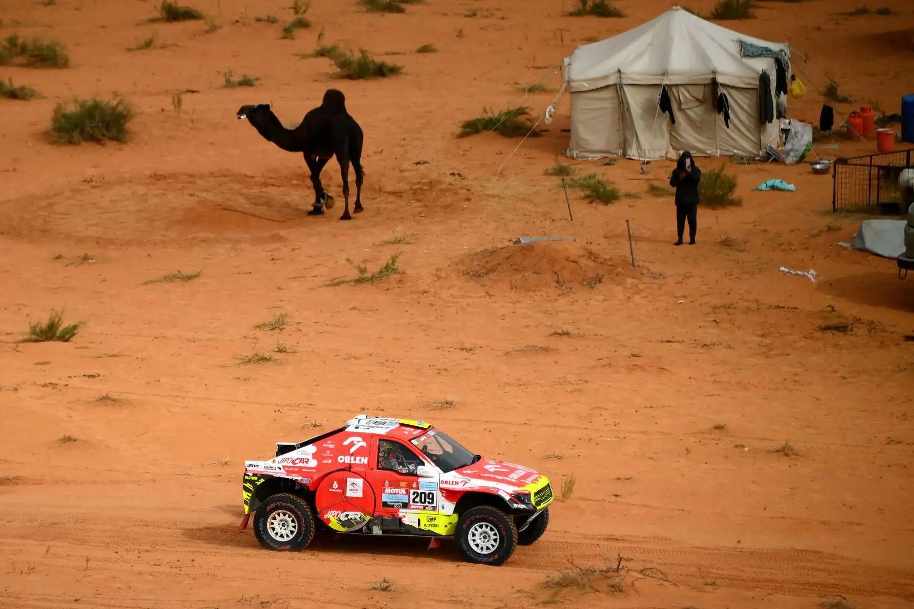 El piloto checo de Ford, Martin Prokop, y el copiloto, el checo Vikto Chytka, compiten durante la segunda etapa del Dakar 2022 entre Ha