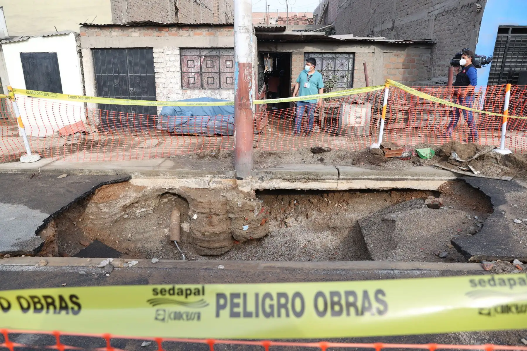 Un aniego ocasionado por la rotura de una tubería de agua potable afectó anoche a vecinos de la urbanización Canto Rey en San Juan de Lurigancho. Foto: ANDINA/Jhonel Rodríguez Robles