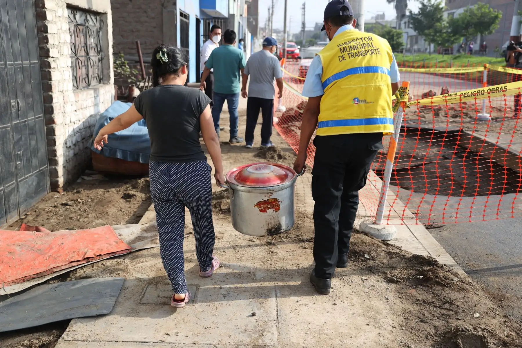 Un aniego ocasionado por la rotura de una tubería de agua potable afectó anoche a vecinos de la urbanización Canto Rey en San Juan de Lurigancho. Foto: ANDINA/Jhonel Rodríguez Robles