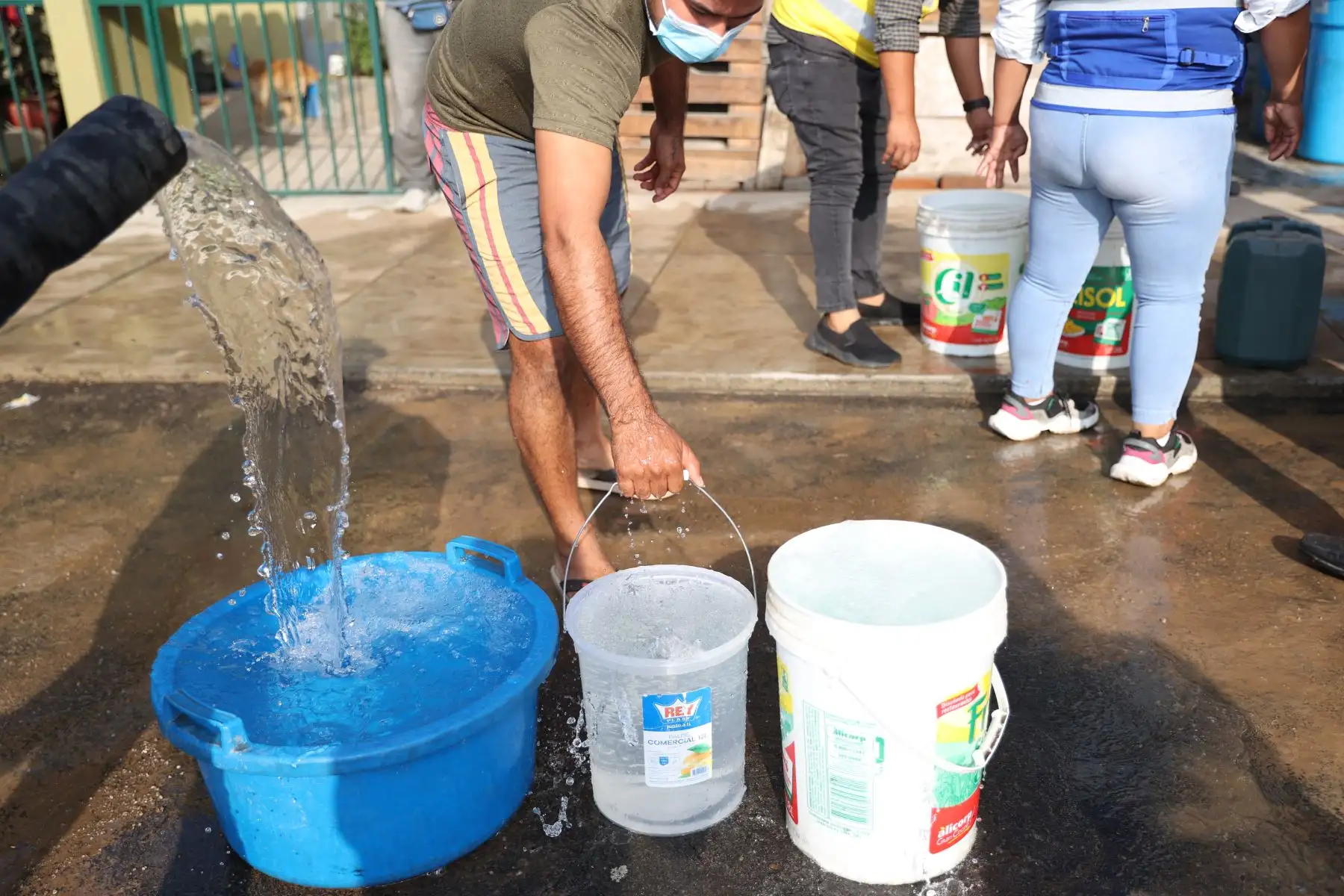 Un aniego ocasionado por la rotura de una tubería de agua potable afectó anoche a vecinos de la urbanización Canto Rey en San Juan de Lurigancho. Foto: ANDINA/Jhonel Rodríguez Robles